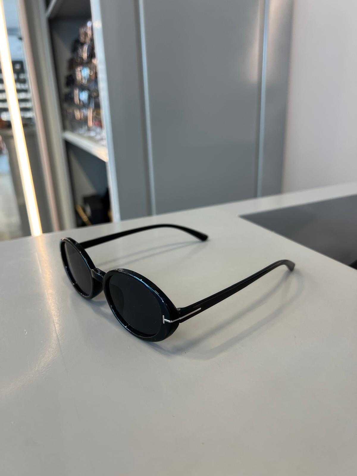 Marka Model Oval Siyah Gözlük