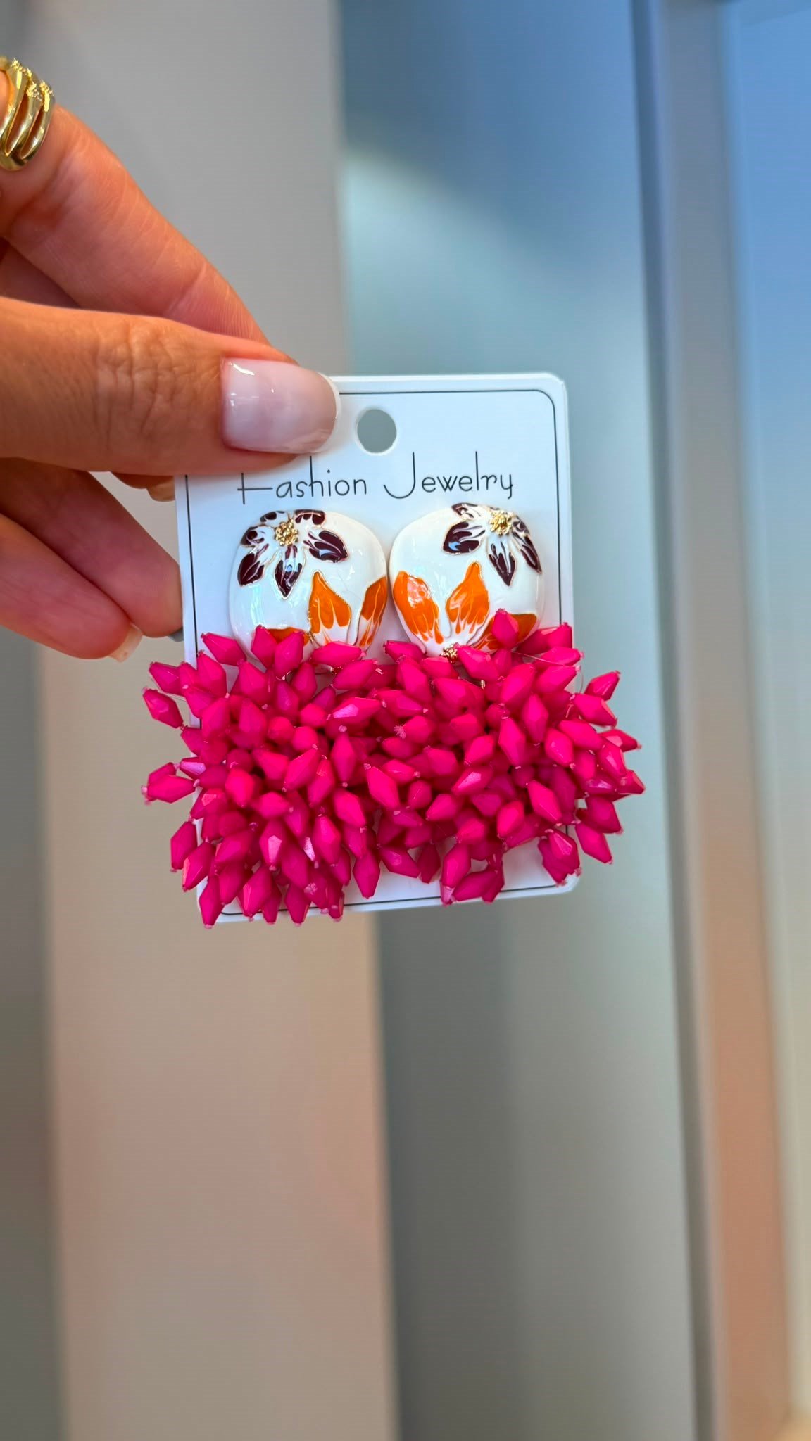 Marka Model Reçine Ve Boncuk Detaylı Küpe