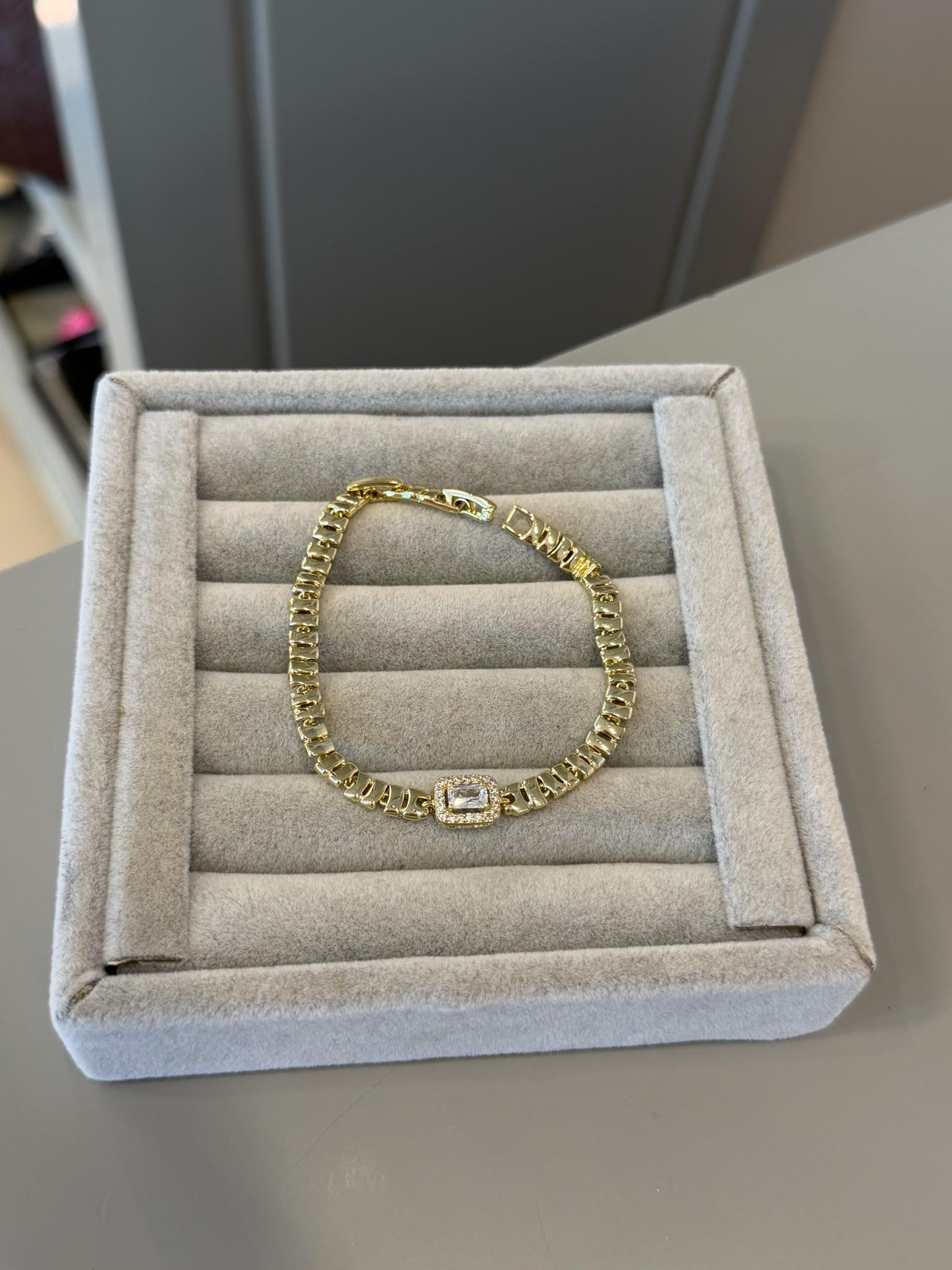 Özel Seri 14K Ortası Baget Taşlı Bileklik