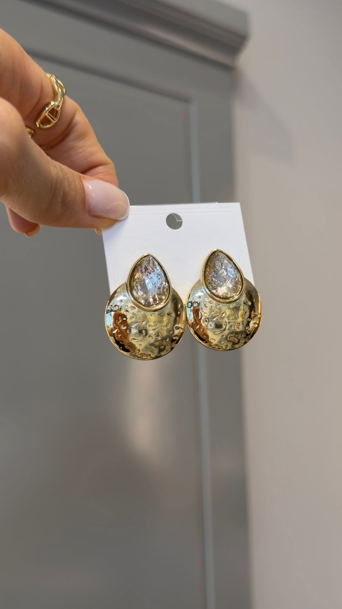 Taş Detaylı Gold Plaka Küpe