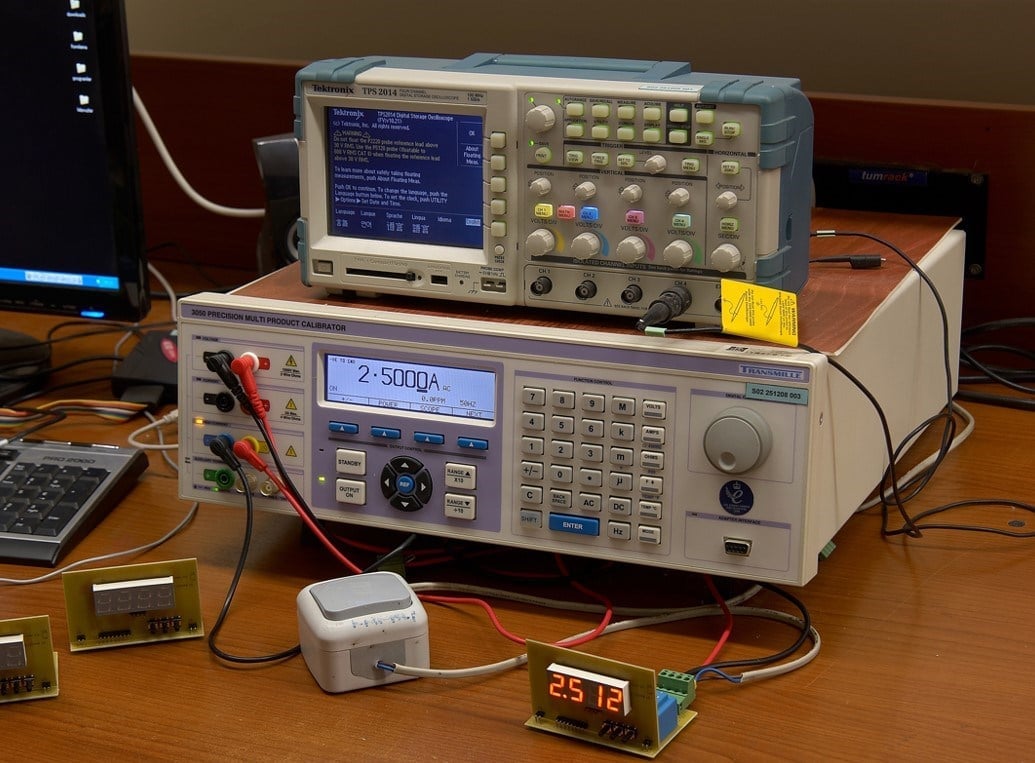 Üstteki: Tektronix TPS 2014 Dijital Depolamalı Osiloskop Alttaki: Transmille 3050 Hassas Çok Fonksiyonlu Kalibratör