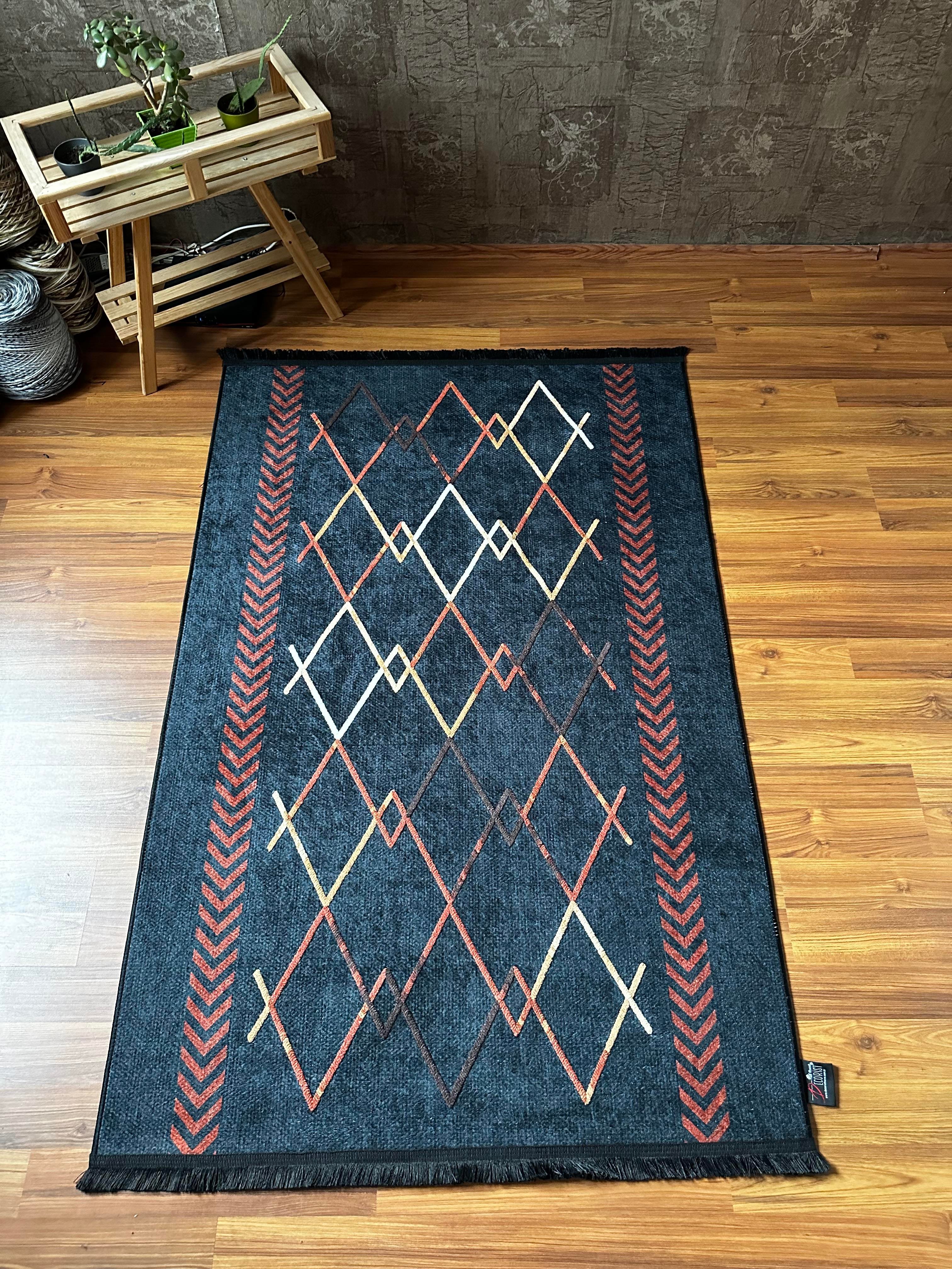 By Özer Halı Baklava Desenli Zikzak Detaylı Siyah Renk Saçaklı Makinede Yıkanabilir Kilim