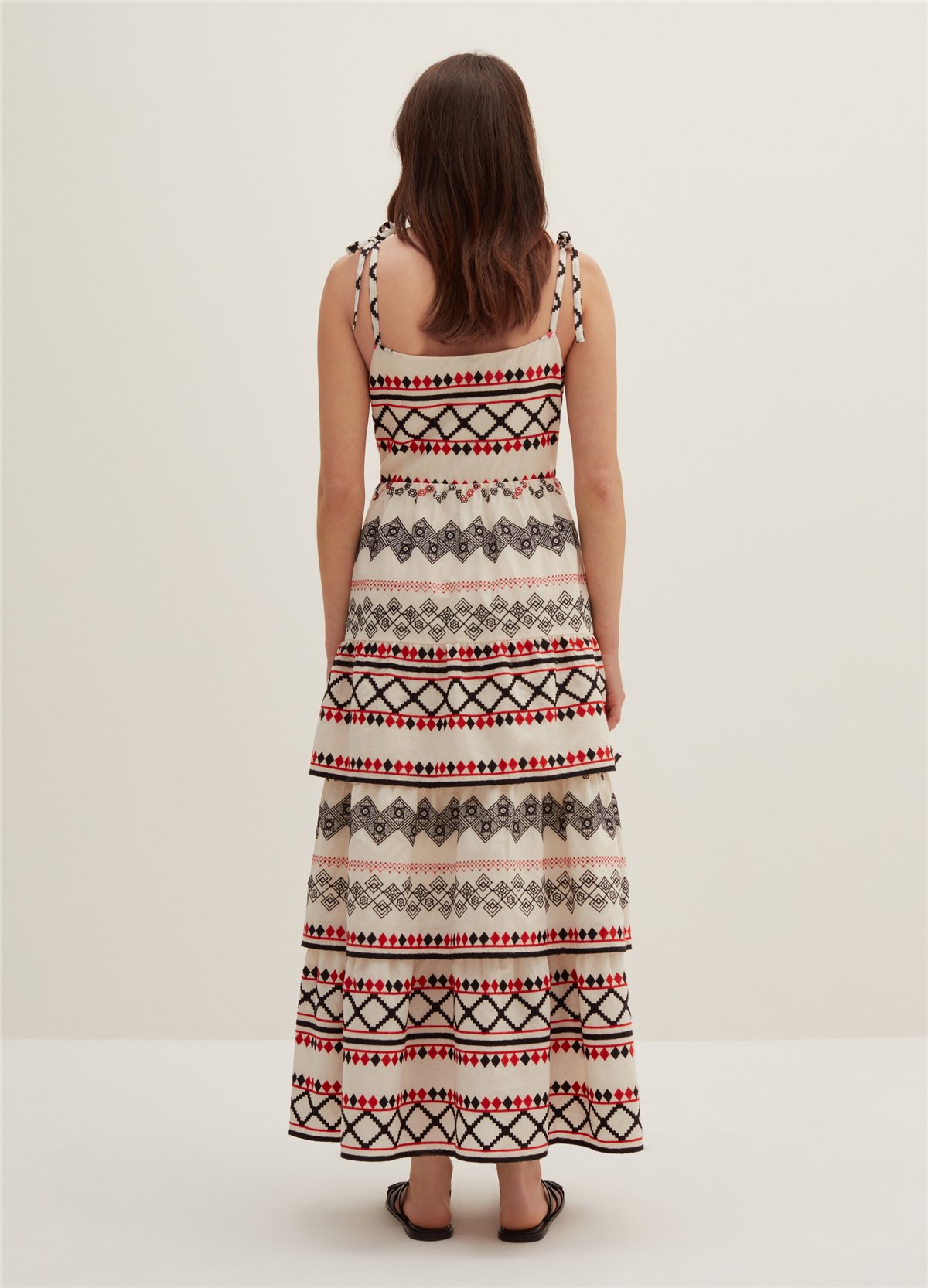 Geleneksel İşlemeli Uzun Ve Katlı Elbise