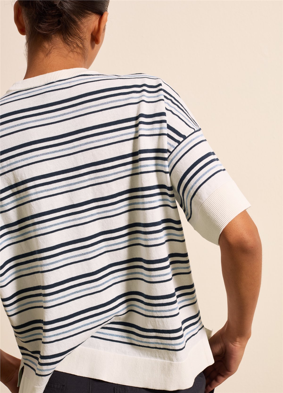 Lurex Detaylı Çizgili Crepe Beyaz Tişört