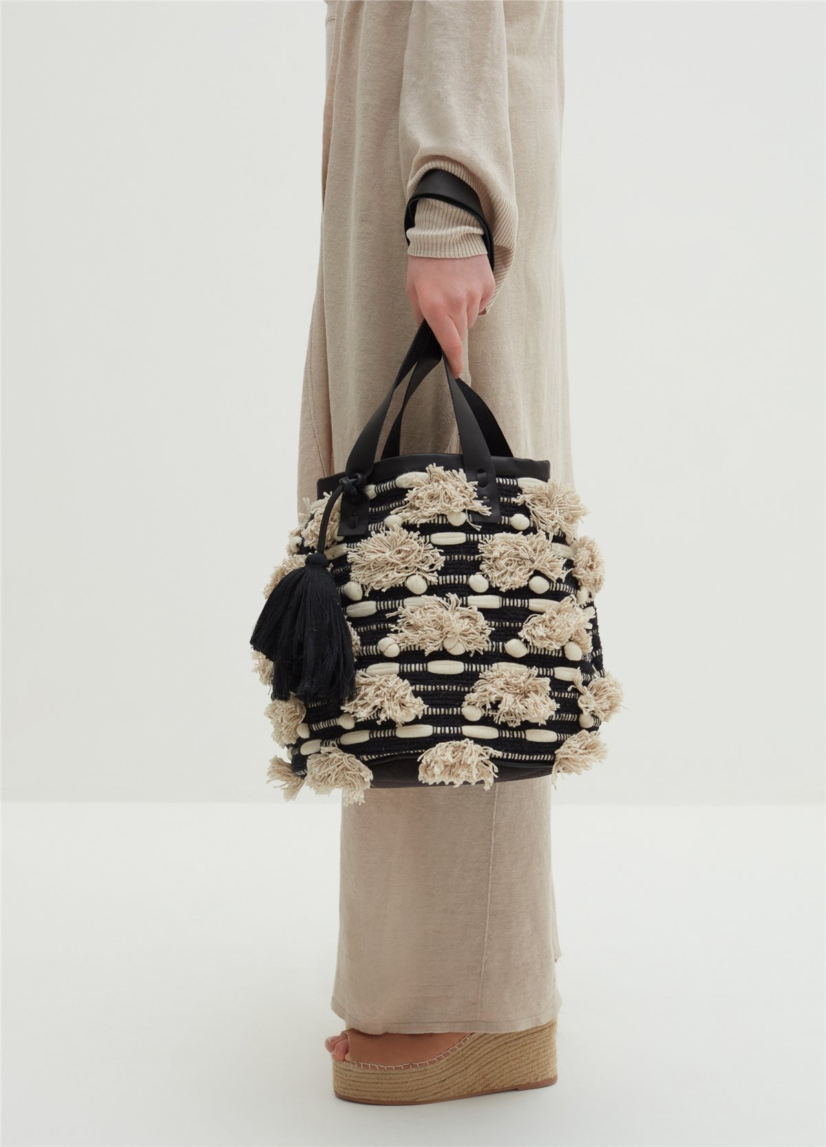 Püskül Detaylı Kanvas Siyah Alışveriş Çantası
