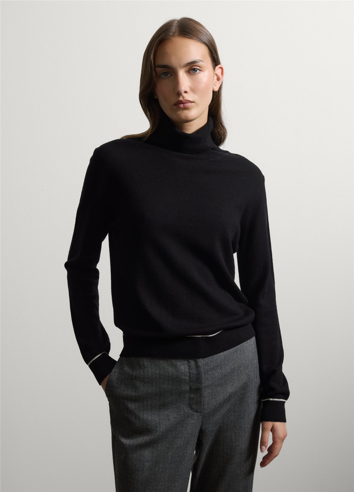 Siyah Yüksek Yakalı, Regular Fit Saf Yün Kazak