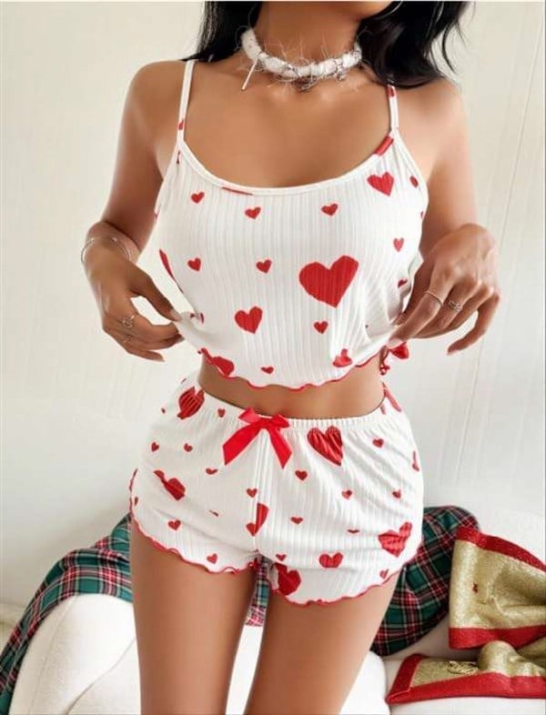 Arias Closet Beyaz Üstüne Kırmızı Kalp Desenli İnce Askılı Şortlu Pijama Takımı