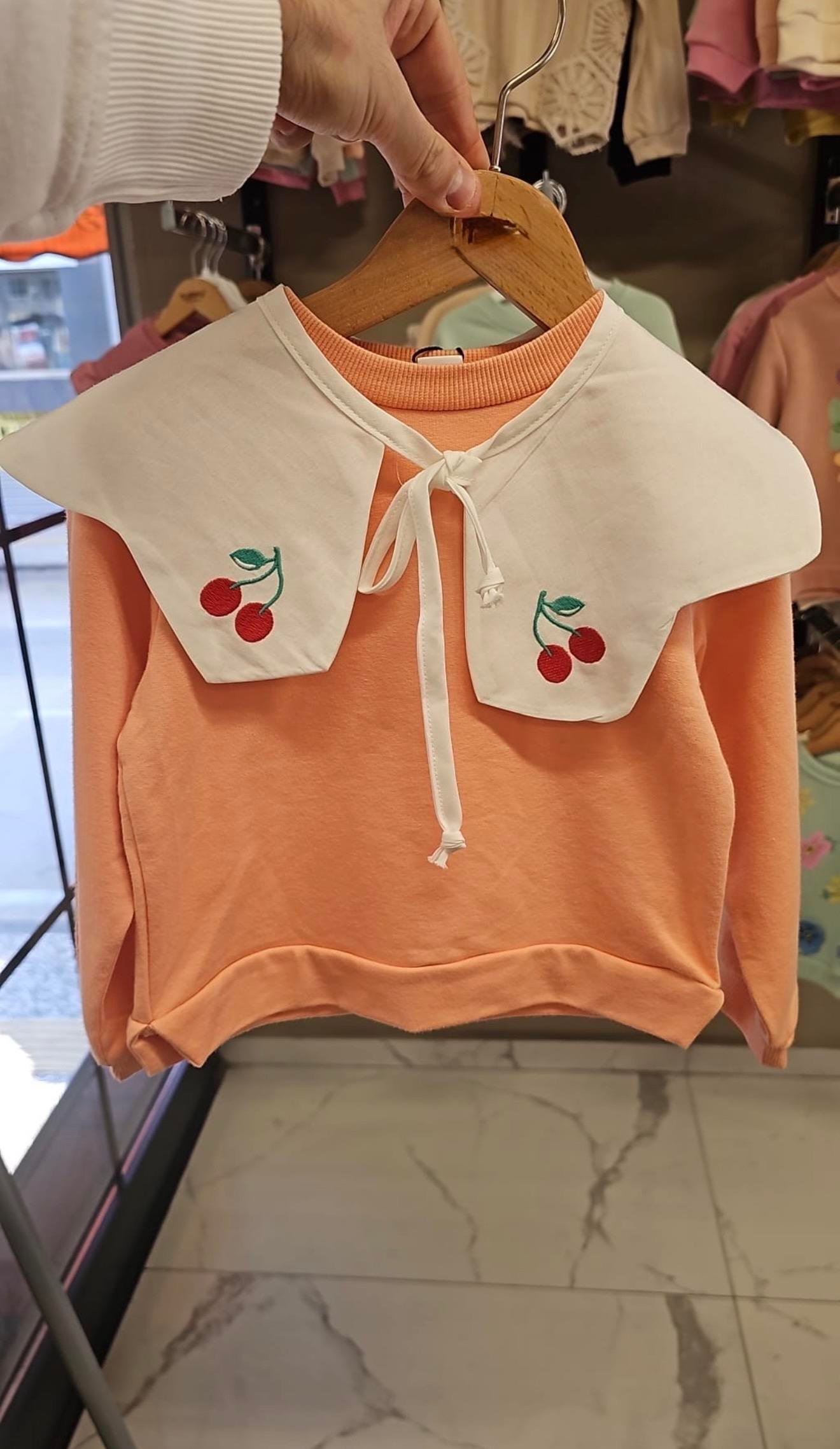 Kiraz Detaylı Yakalı Sweathshirt