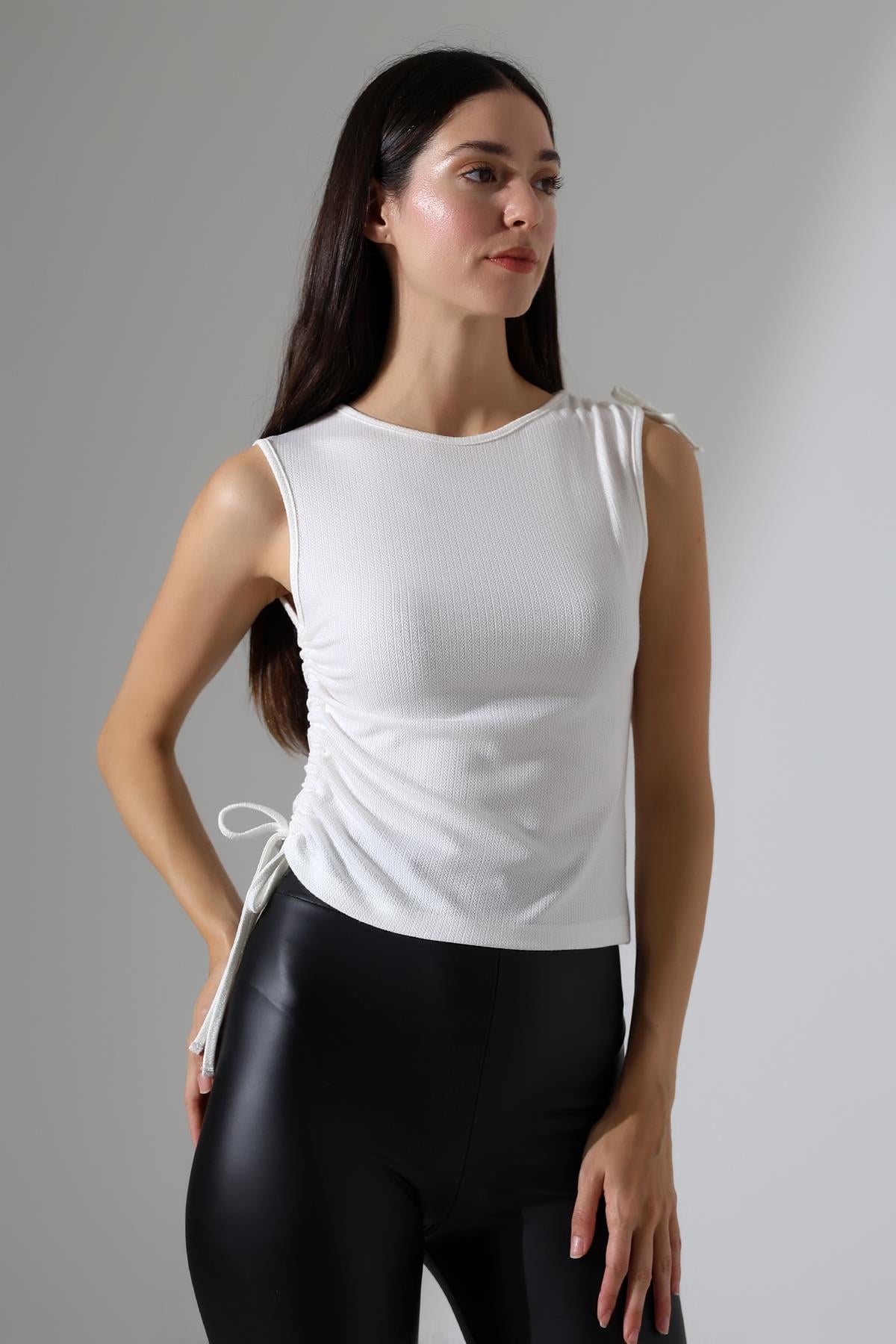 Bergen Omuz Ve Yandan Asimetrik Tünel Bağcıklı Slim Fit Kolsuz Kadın Bluz & Top - Ekru
