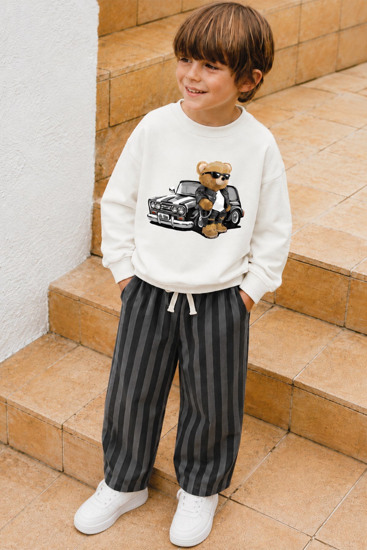 Erkek Çocuk Ekru Araba Baskılı Pamuklu Sweatshirt ve Antrasit Çizgili Eşofman Alt Üst Takım
