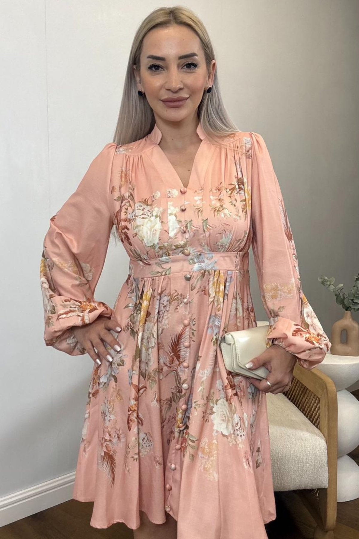 Viktorya Esintili Pudra Çiçek Desenli İthal Mini Kadın Elbise