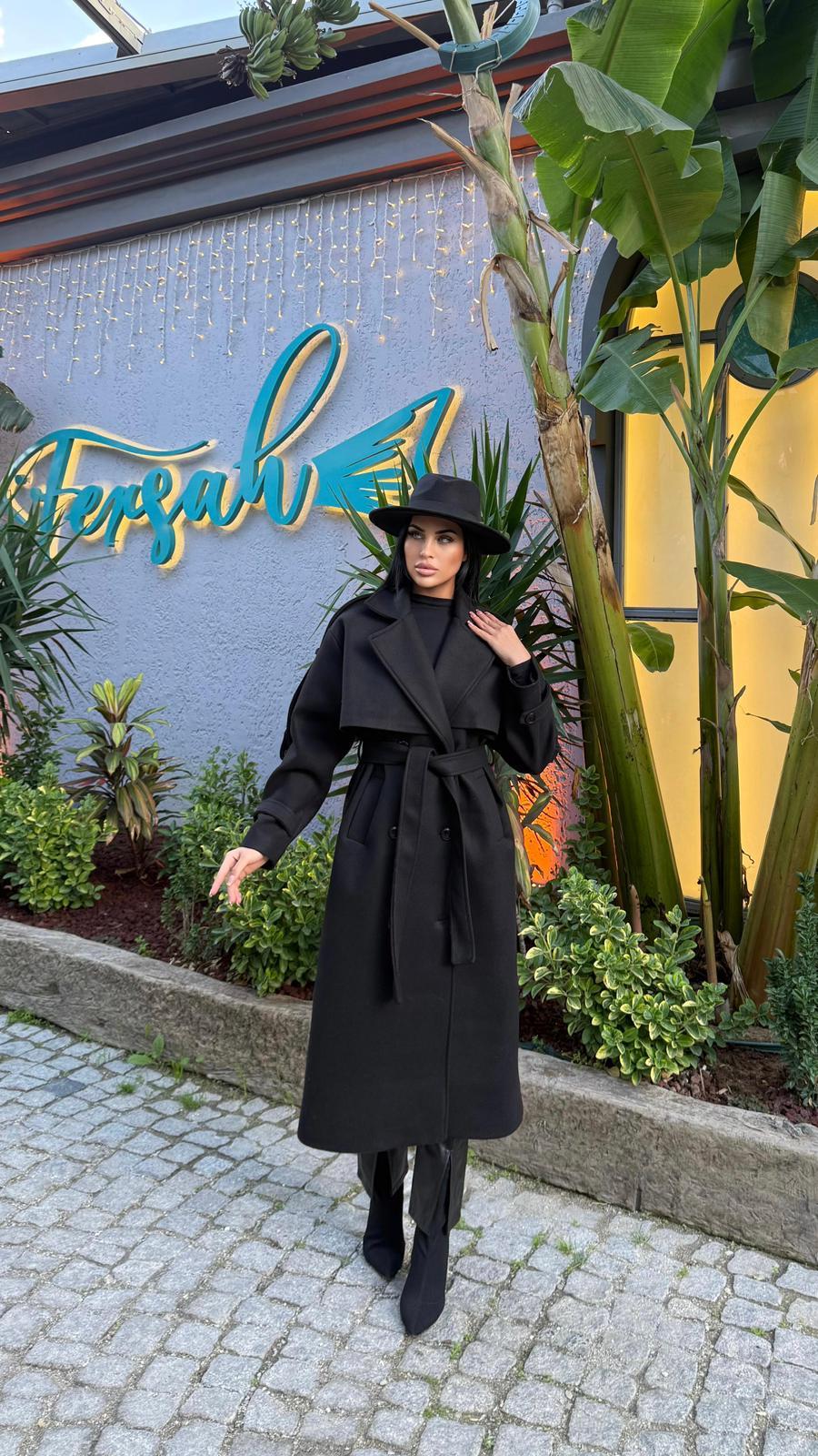 Elegan Duruş Uzun Kaban