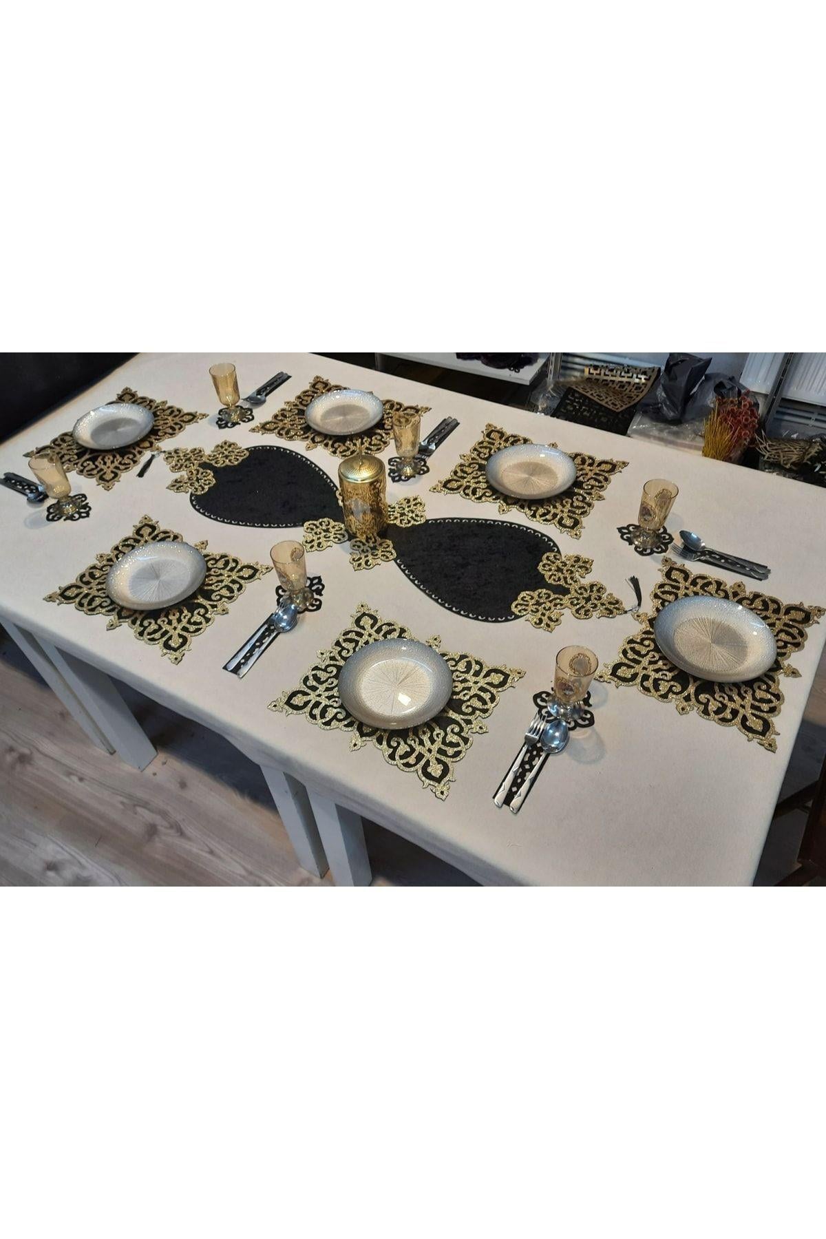 1 Ad.1 26x30cm Runner/6 Servis/6 B.altlığı/6 Kaşıklık/19 Parça/simli Işlemeli Siyah Kadife