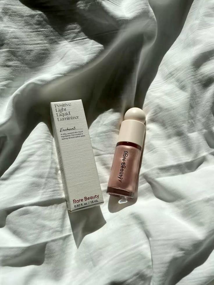 RARE BEAUTY Positive Light Liquid Luminizer - Enchant