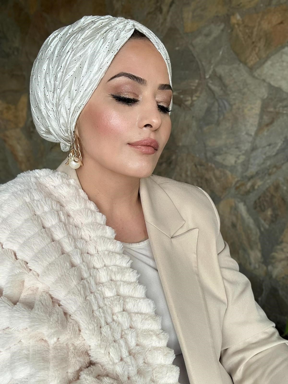 EKRU PİLİSE SİMLİ DRAPE DOLGULU BONE