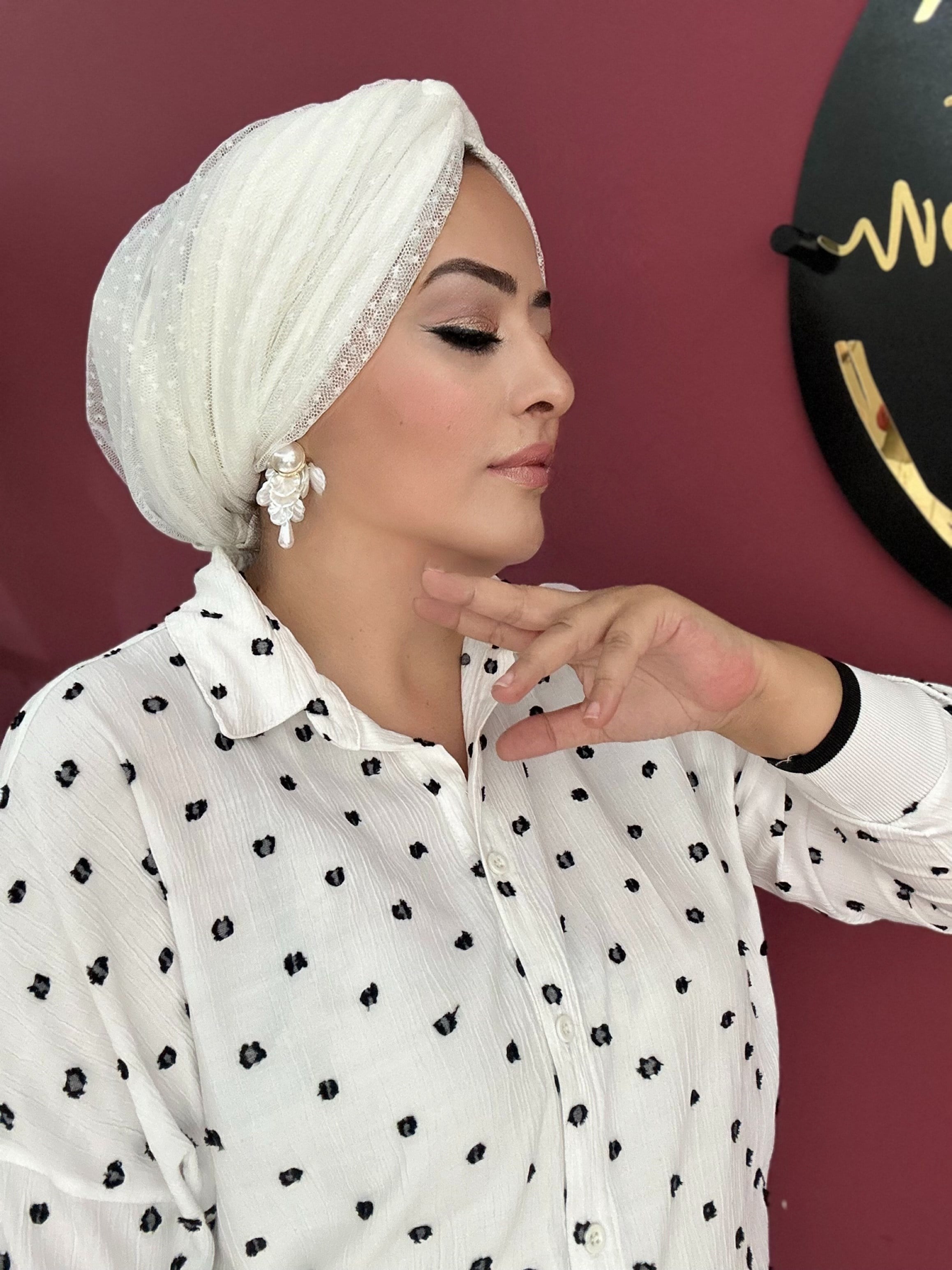 Ekru puantiyeli tüllü düğüm dolgusuz bone