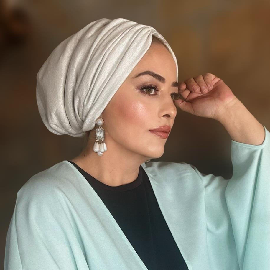 Gümüş gri simli drape dolgulu bone