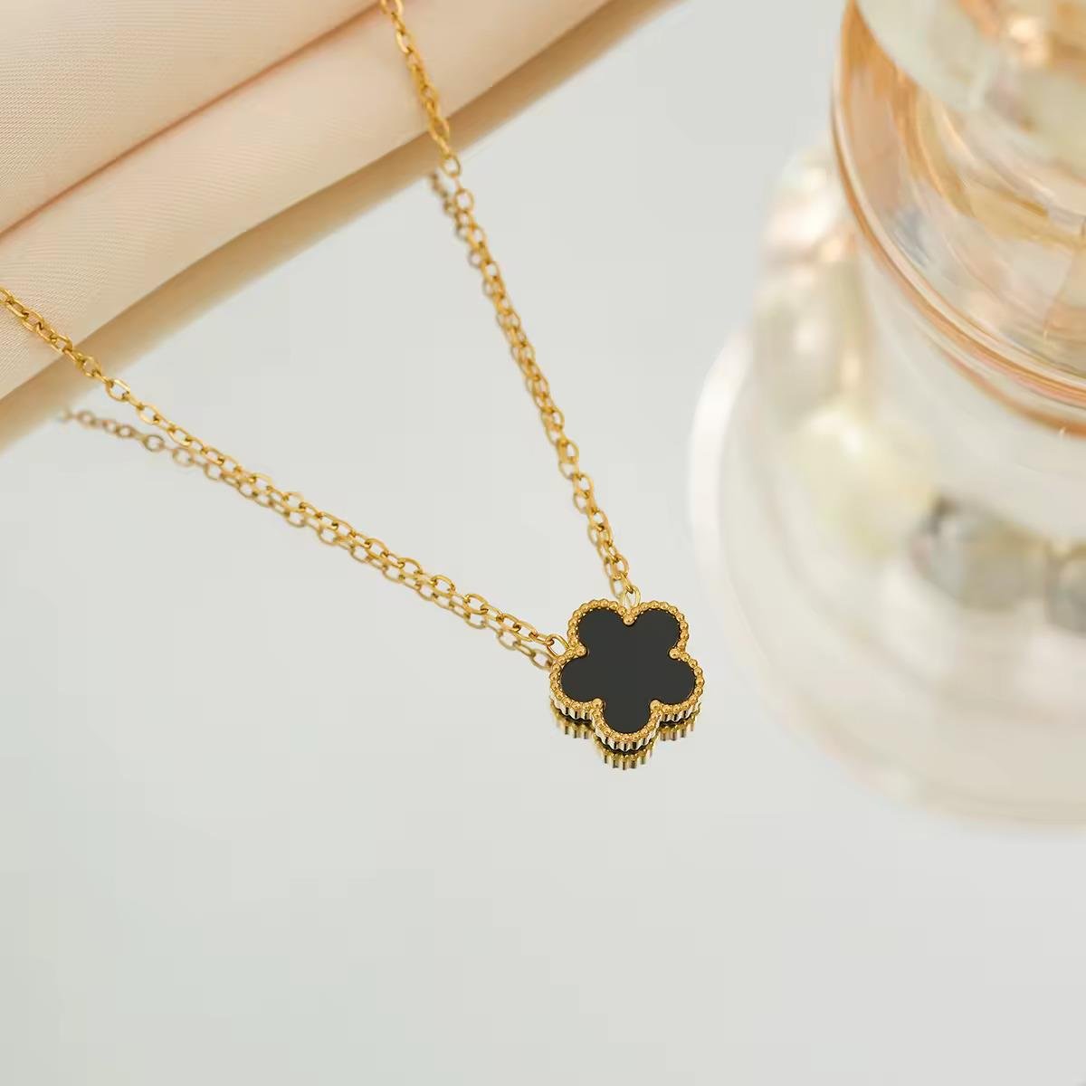 Patela Gold Zincir Siyah Yonca Kolye