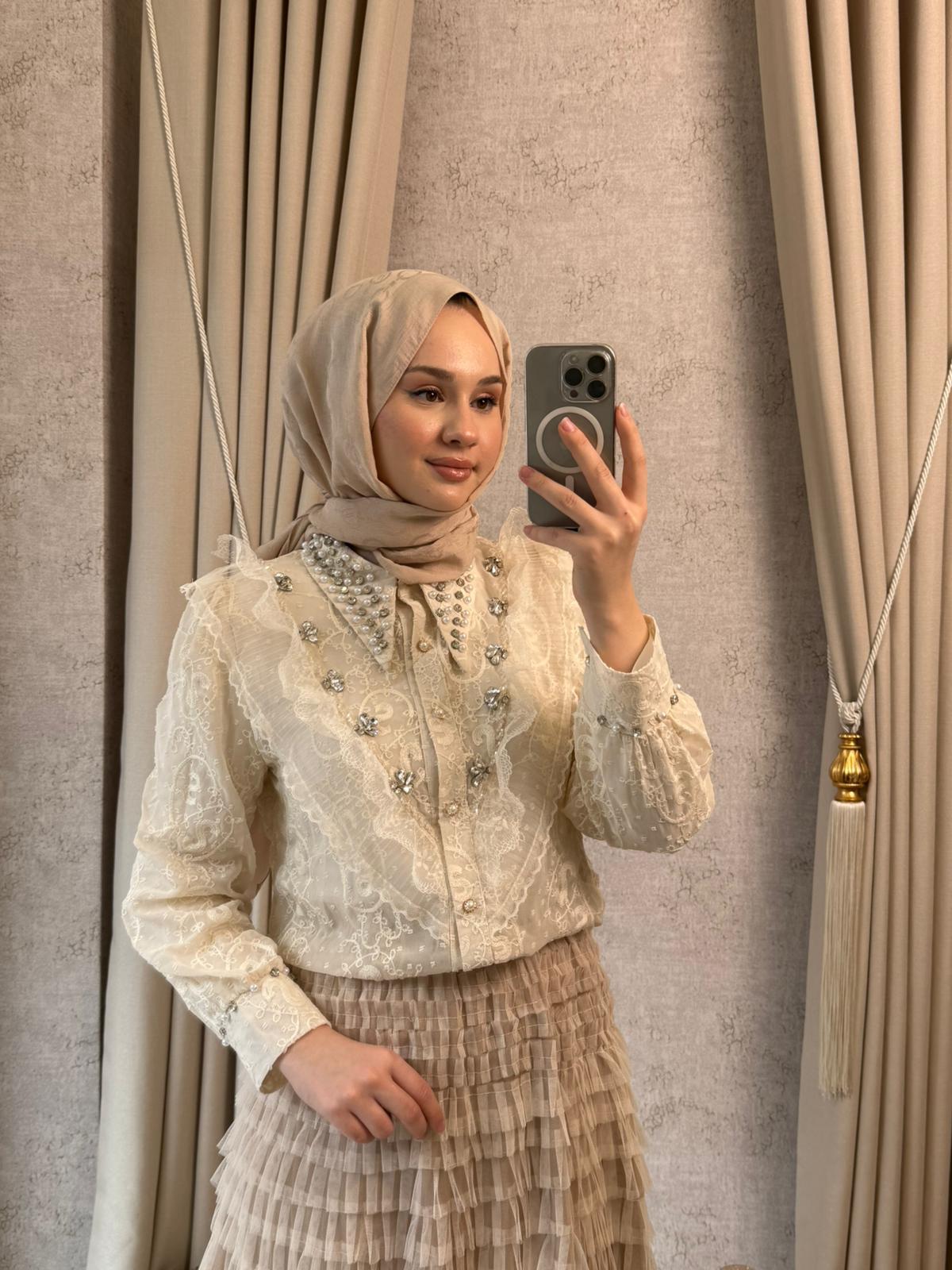 MMZ Yaka Boncuk İşlemeli Güpürlü Gömlek bej