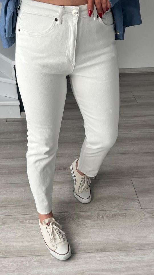 Beyaz Kesik Paça Mom Fit Jean
