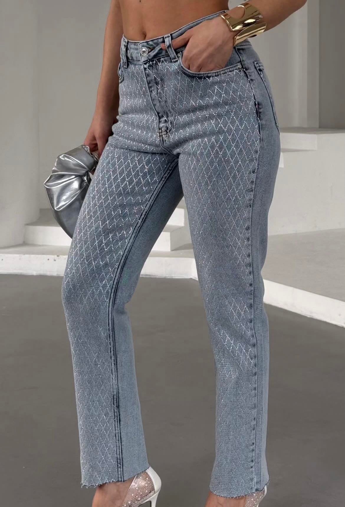 Önü Dekoratif Taş Detaylı Yüksek Bel Mom Fit Kadın Kot Pantolon Kar Yıkama Açık Mavi Jean