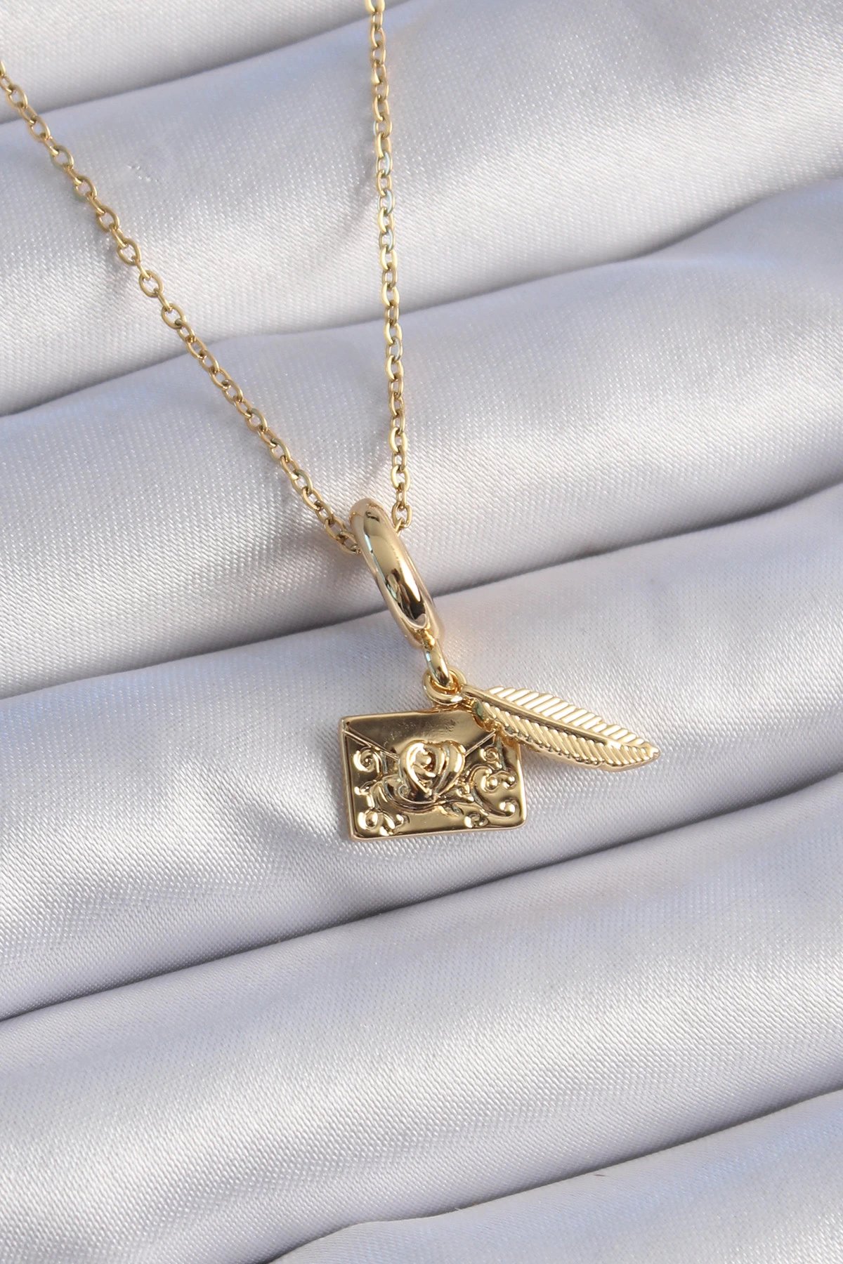 316l Çelik Gold Renk Kalp Detay Mektup Figür Charm Model Kadın Kolye