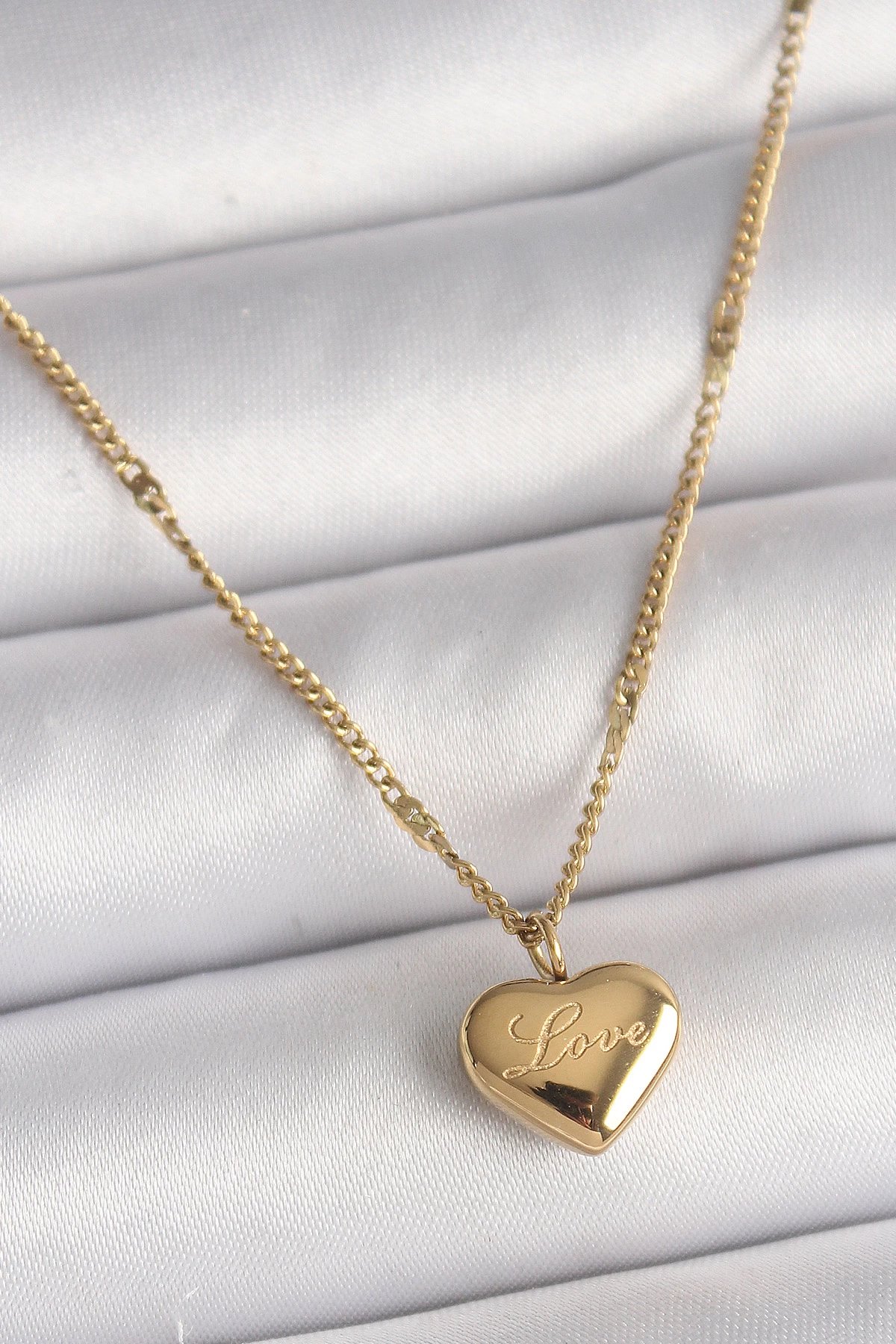 316l Çelik Gold Renk Zincir Love İşlemeli Kalp Figür Kadın Kolye