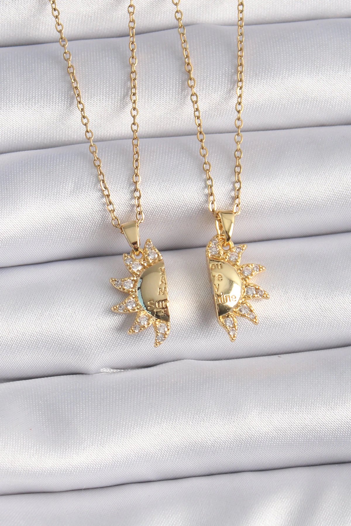 316l Çelik Gold Renk Zirkon Taşlı Güneş Model İşleme Yazı Detay Arkadaş Kolyesi