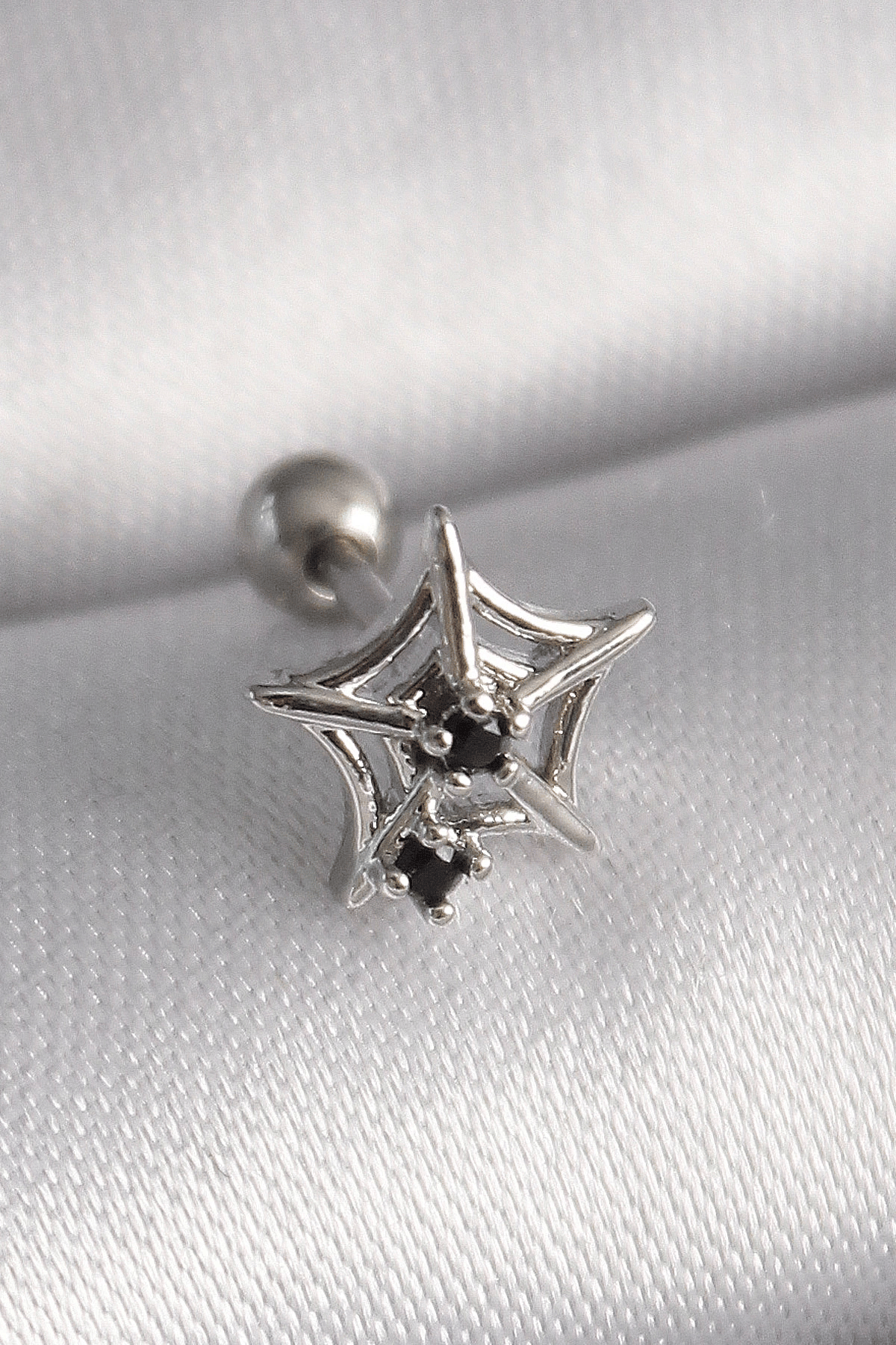 316l Çelik Gümüş Renk Siyah Zirkon Taş Detay Örümcek Ağ Model Tragus Piercing