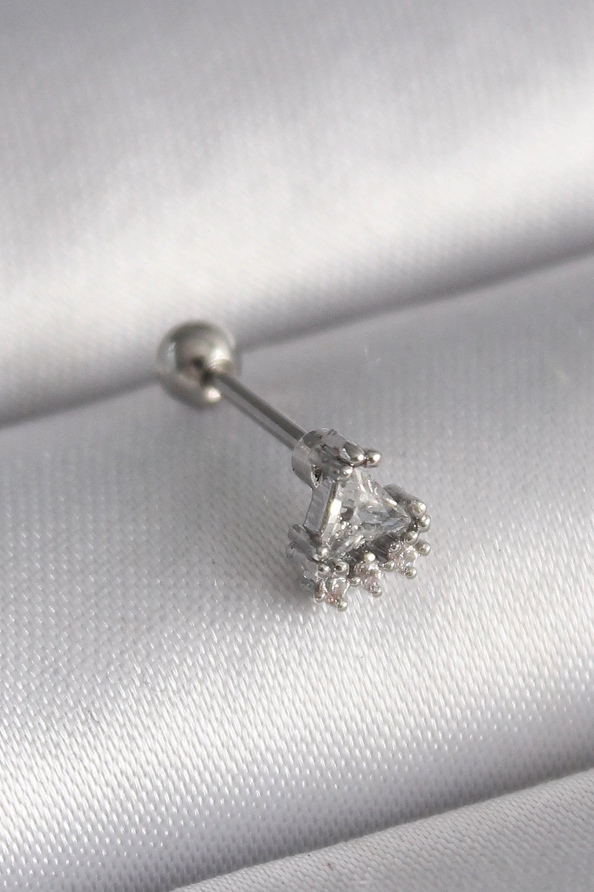 316l Çelik Gümüş Renk Üçgen Zirkon Taşlı Tragus Piercing