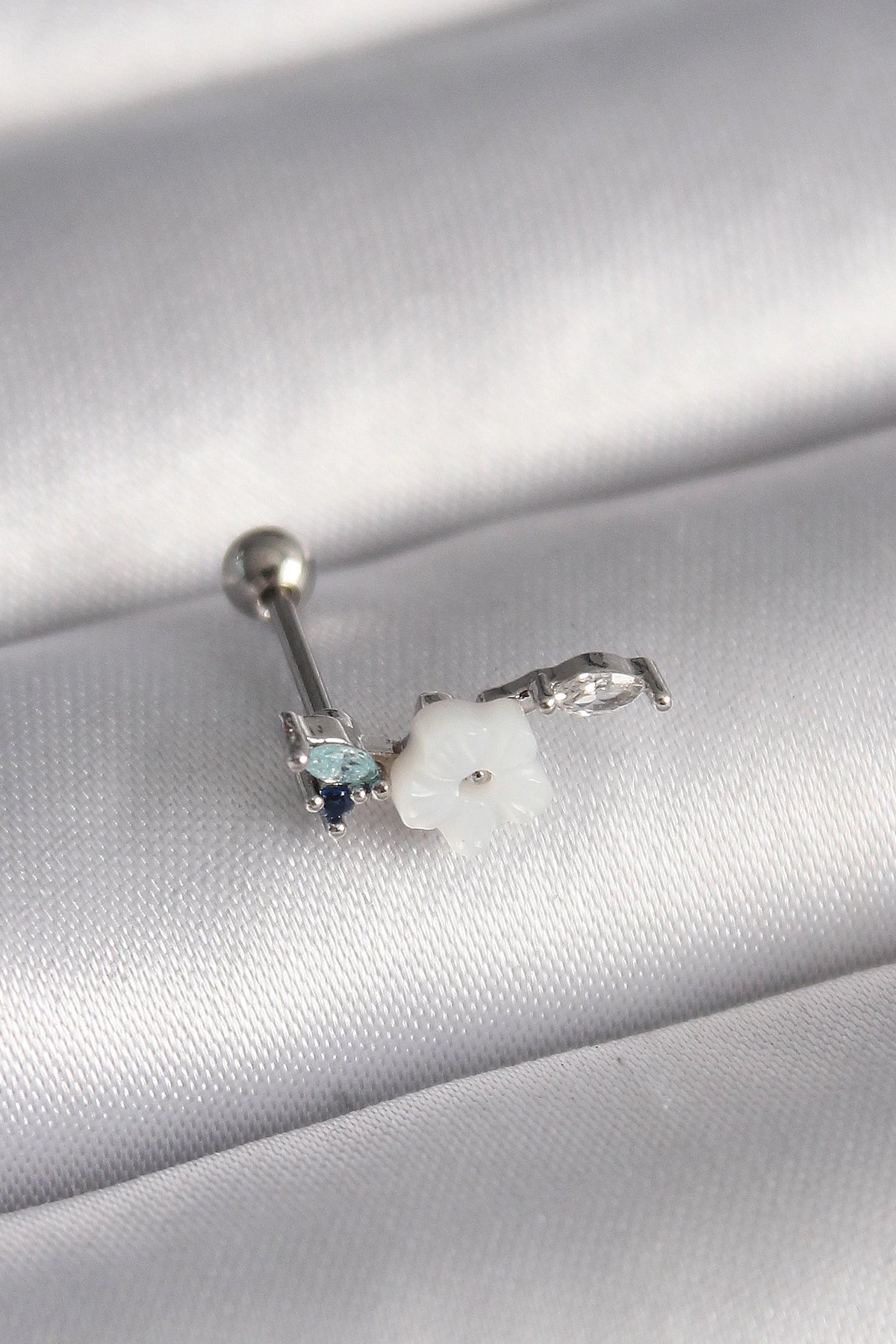 316l Çelik Gümüş Renk Zirkon Taş Detay Beyaz Çiçek Model Tragus Piercing