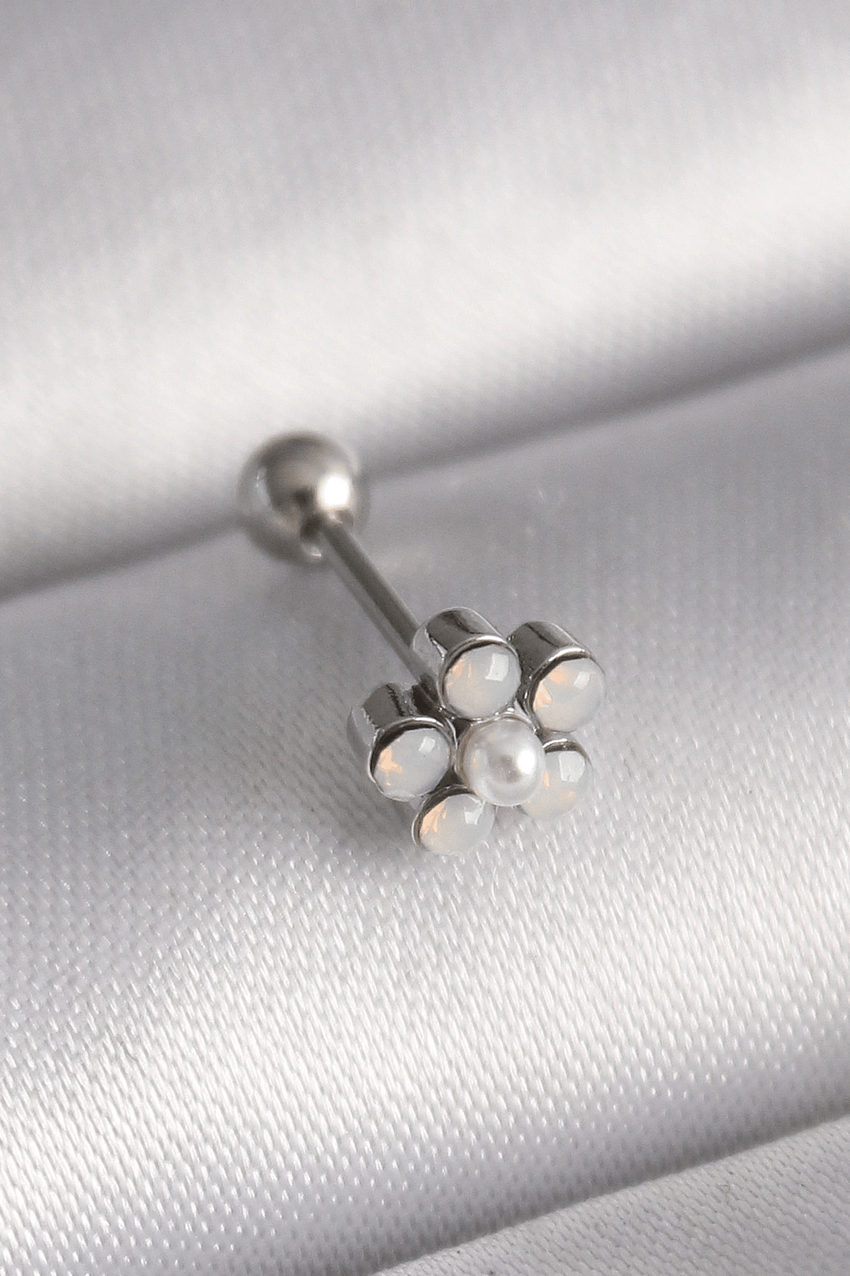 316l Çelik Gümüş Renk Zirkon Taşlı Çiçek Model Tragus Piercing