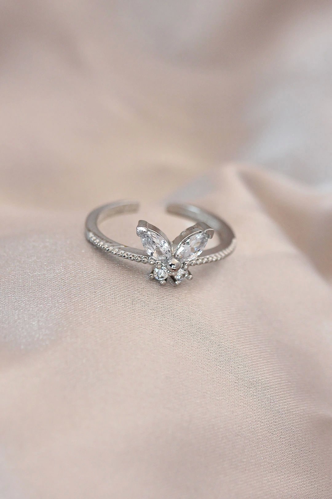 Ayarlamalı Gümüş Renk Metal Zirkon Taş Ve Kristal Taşlı Kelebek Model Yüzük