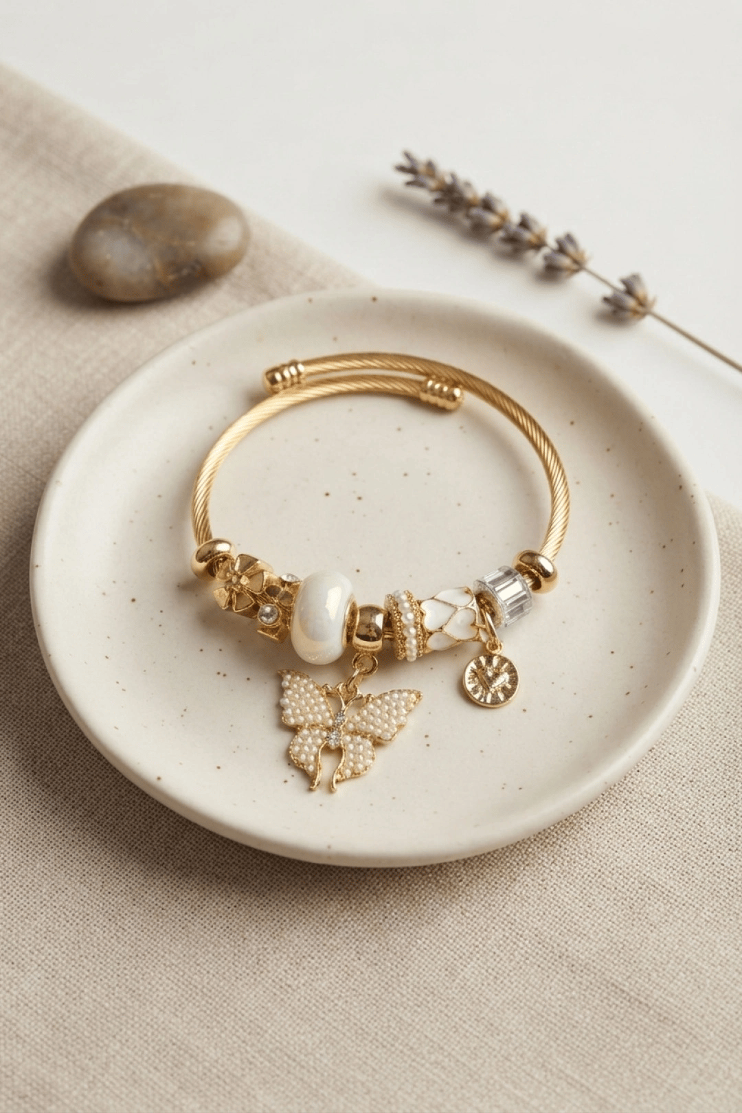 Beyaz Kelebek Model Gold Renk Charmlı Bileklik