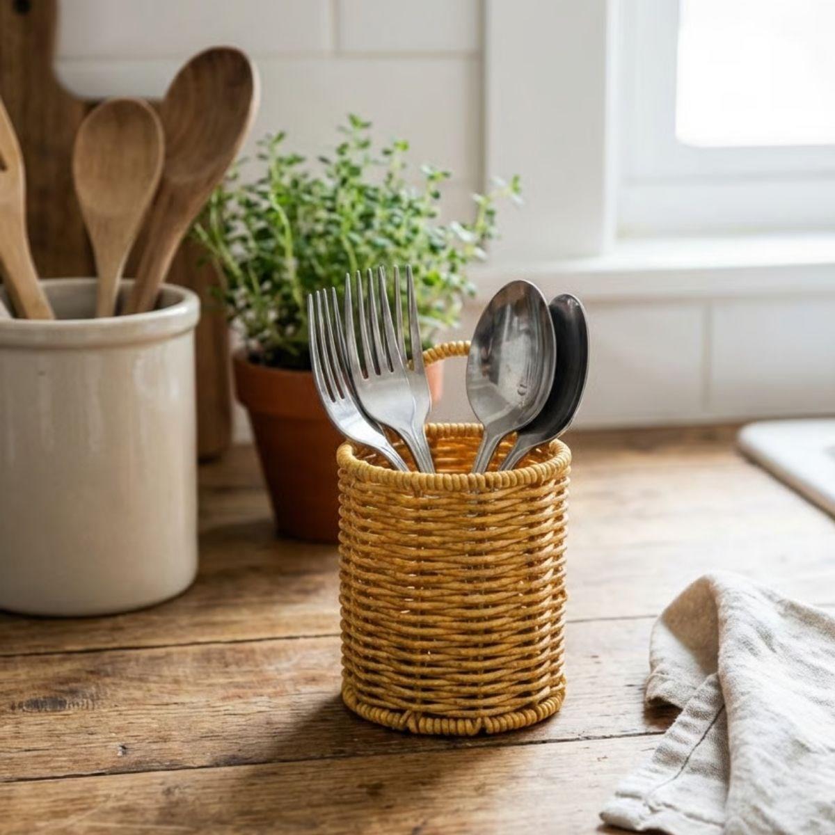 Çarşı PointYuvarlak Hasır Dokulu Plastik Rattan Kaşıklık & Çatallık – Askılı Kendiliğinden Tutmalı Çok Amaçlı Mutfak Organizeri