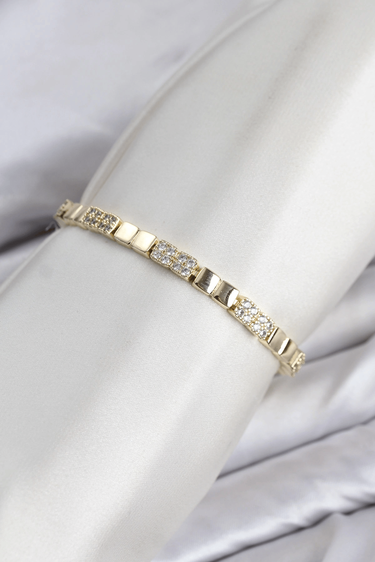 Cm Kare Model Zirkon Taşlı Vıp Seri Gold Renk Pirinç Kadın Bileklik