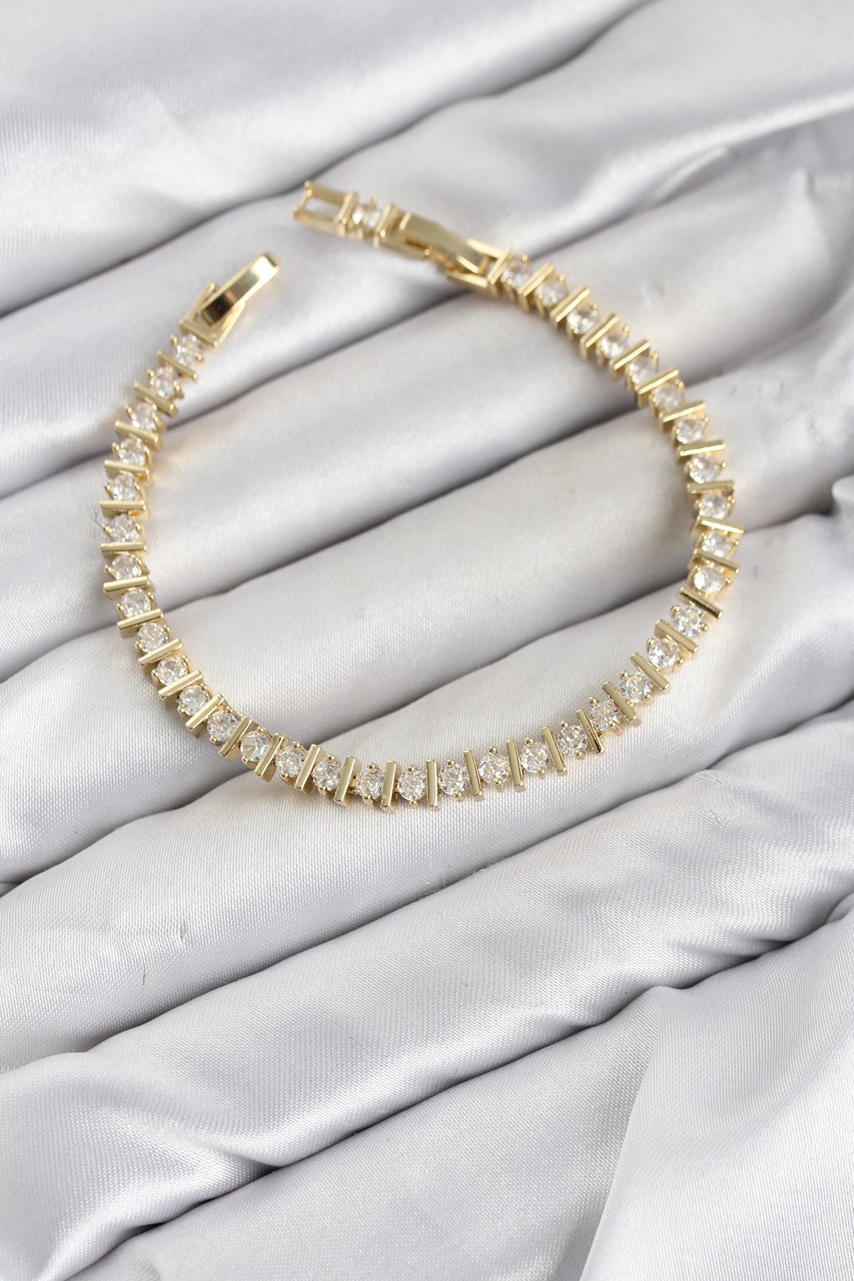 Cm Şerit Model Zirkon Taşlı Vıp Seri Gold Renk Pirinç Kadın Bileklik