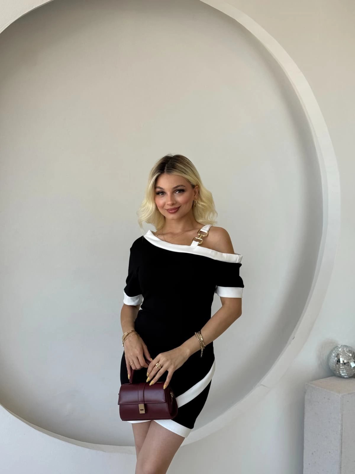 Kadın Kısa Kollu Asimetrik Kesim Yaka Şerit Ve Aksesuar Detaylı Modal Elbise