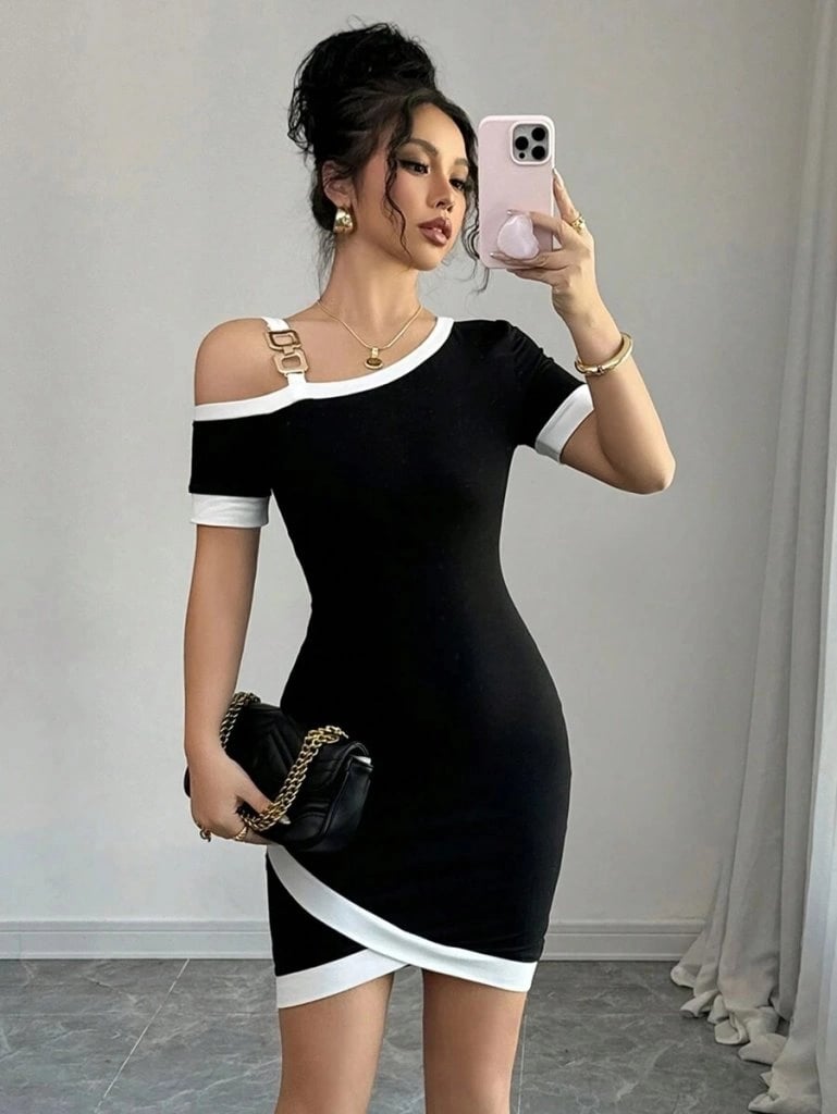 Kadın Kısa Kollu Asimetrik Kesim Yaka Şerit Ve Aksesuar Detaylı Modal Elbise