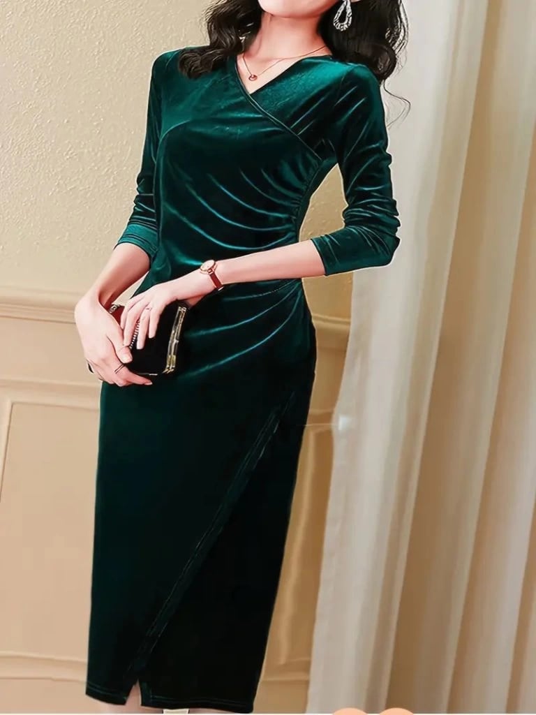Kadın Uzun Kollu Kruvaze Yakalı Yandan Büzgülü Önden Çapraz Detaylı Midi Kadife Elbise