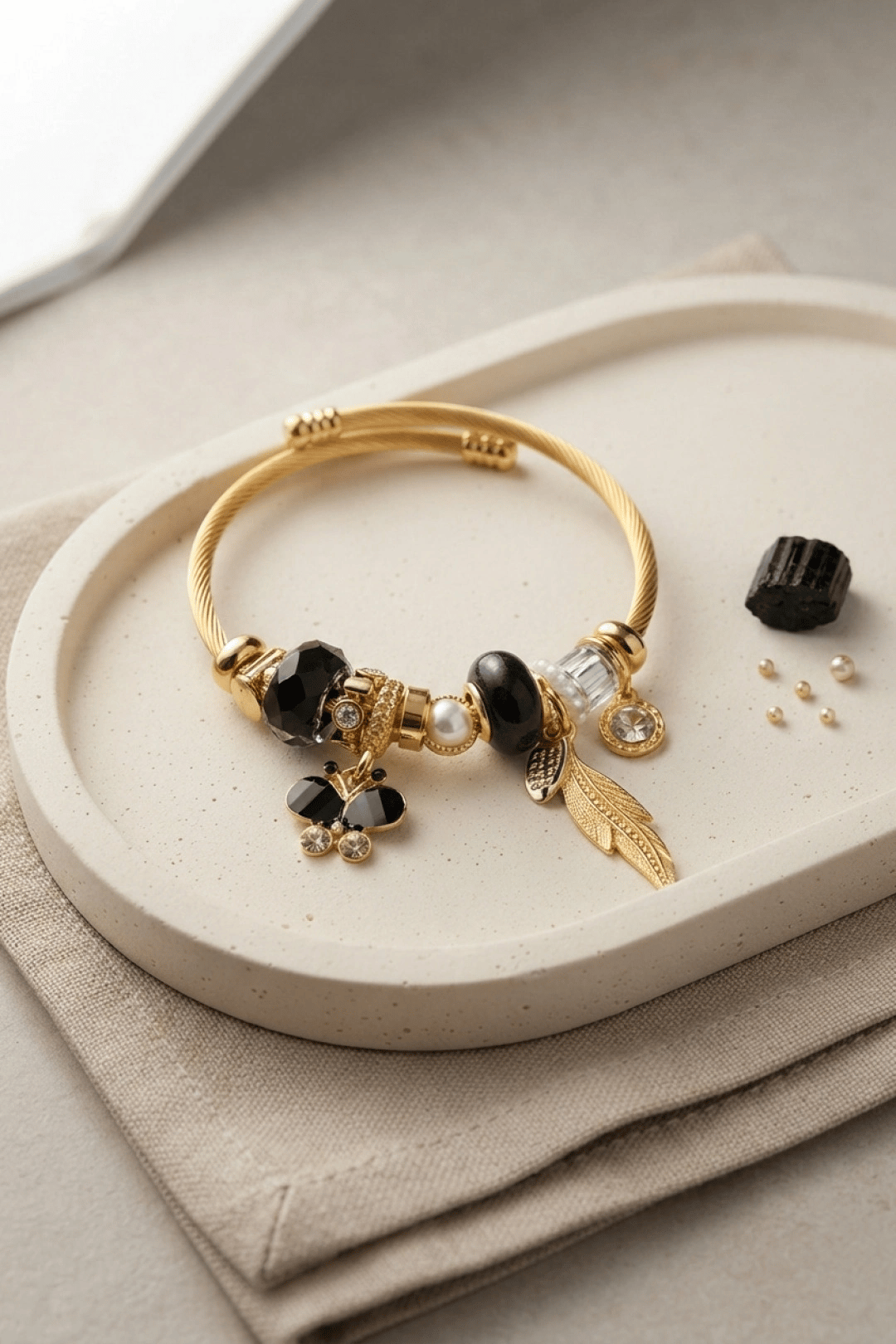 Kelebek Model Gold Renk Siyah Charmlı Bileklik