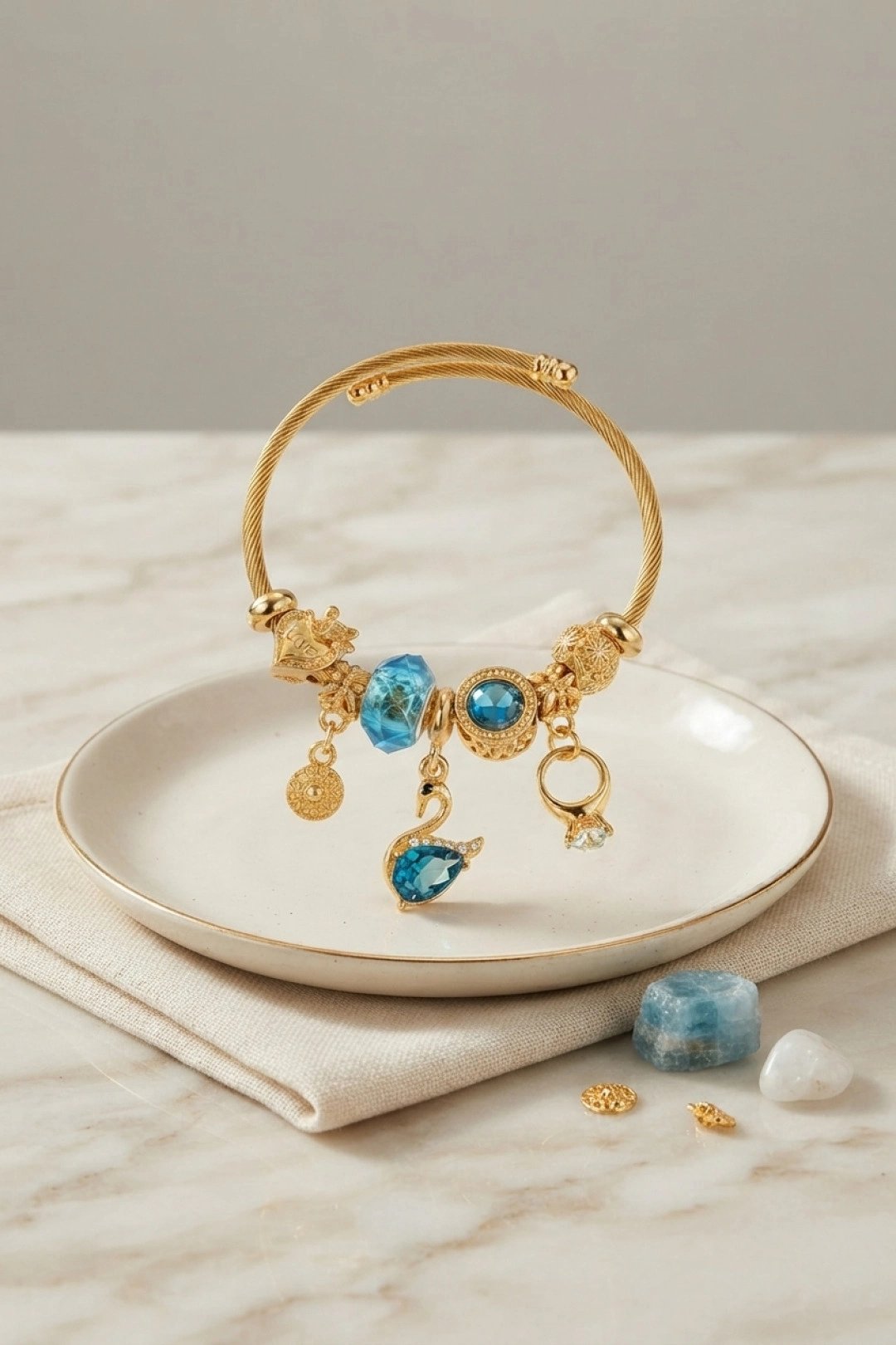 Mavi Kuğu Model Gold Renk Charmlı Bileklik