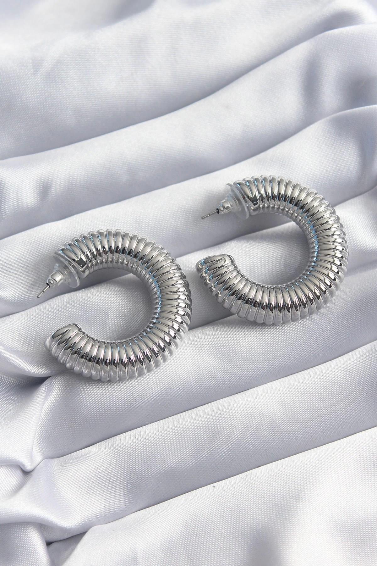 Mey İthalat® Pirinç Gümüş Renk İşleme Halka Model Kadın Küpe