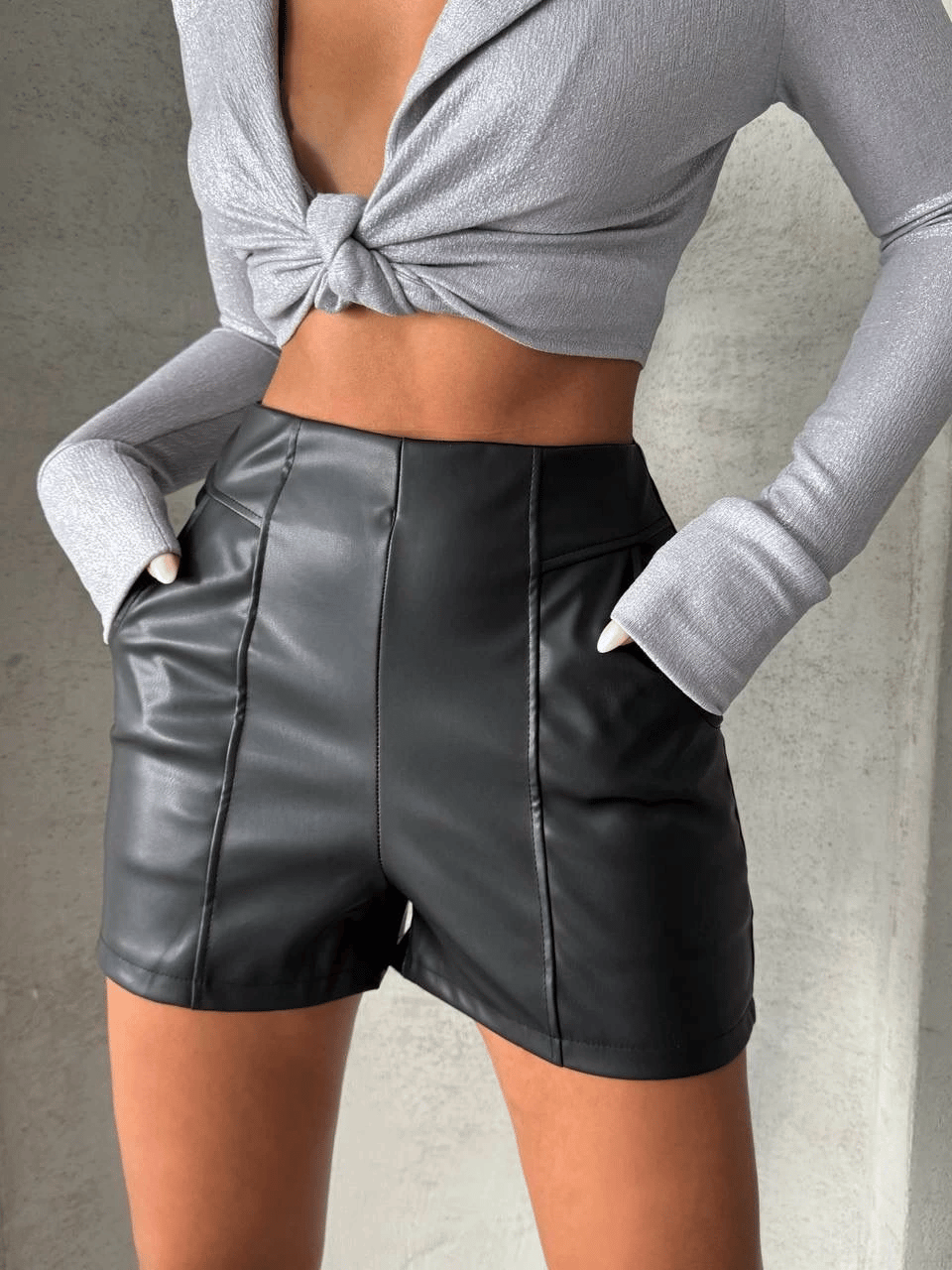 Parçalı Cepli Deri Şort Siyah W26312