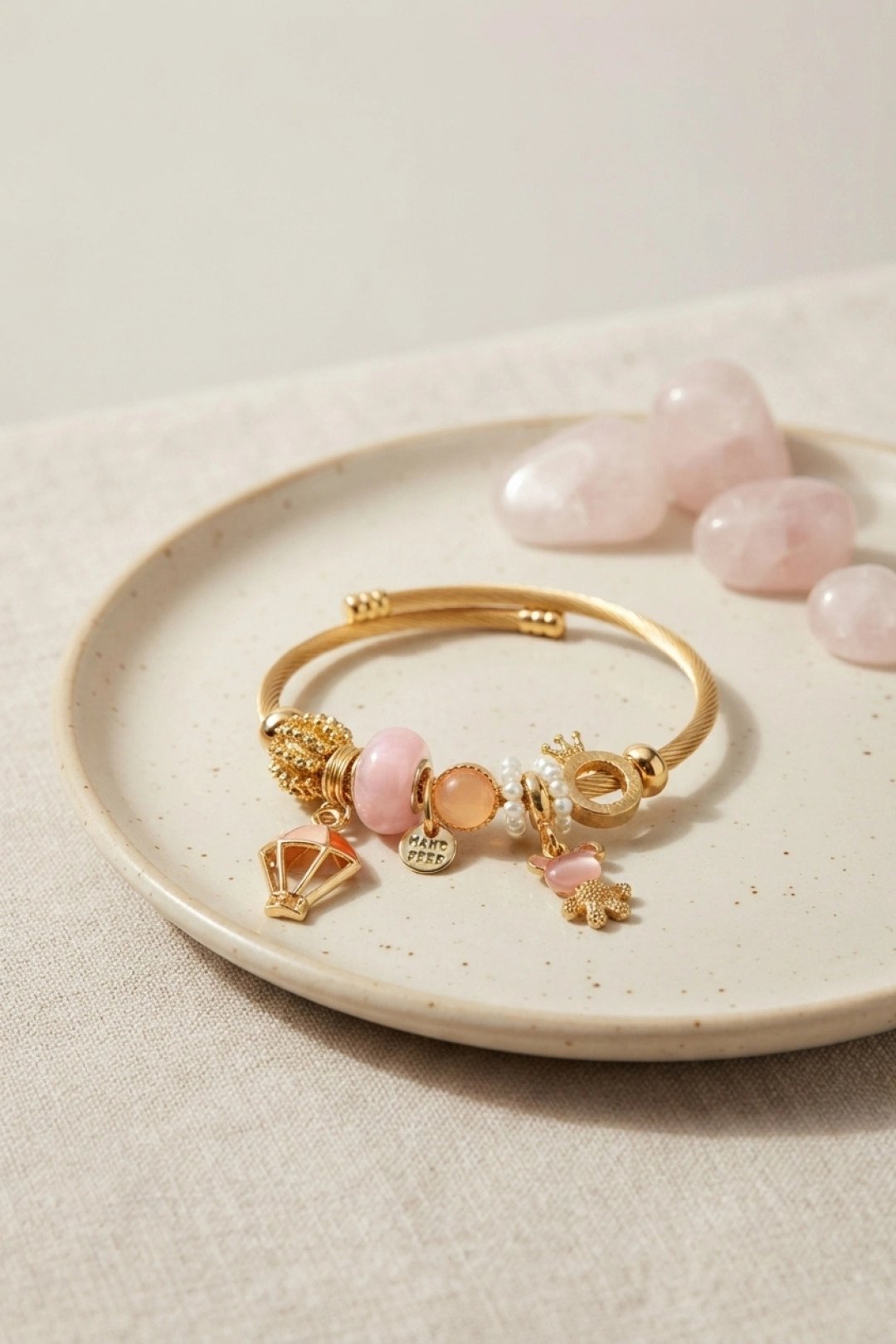 Pembe Uçan Model Charmlı Gold Renk Bileklik