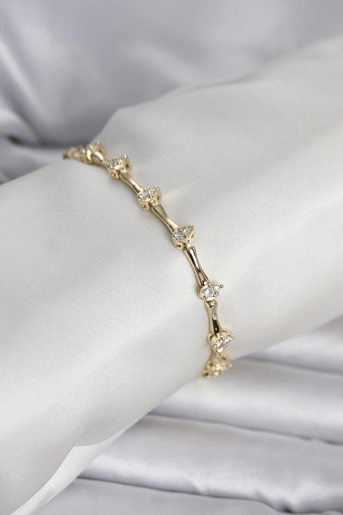 Pirinç Gold Renk Damla Model Zirkon Taşlı Kadın Bileklik