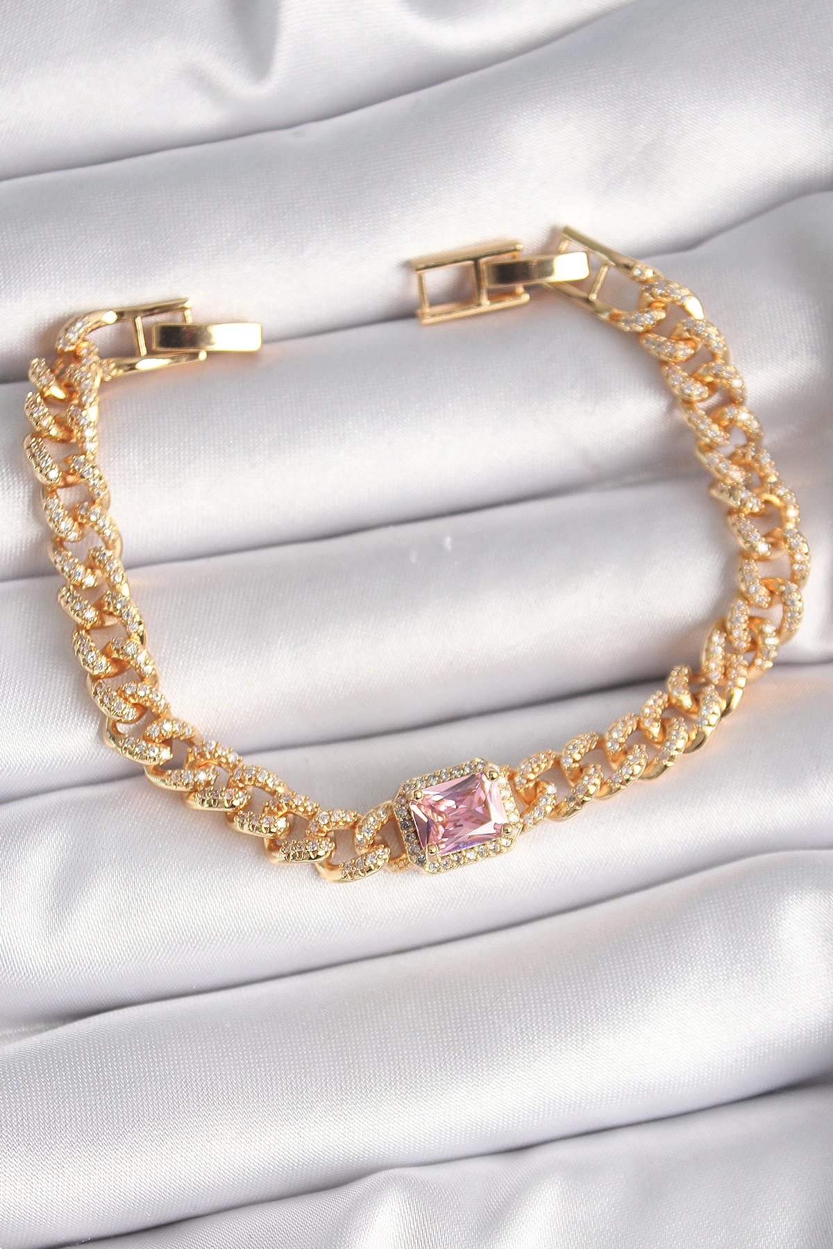 Pirinç Gold Renk Pembe Kare Zirkon Taşlı Vıp Seri Kadın Bileklik
