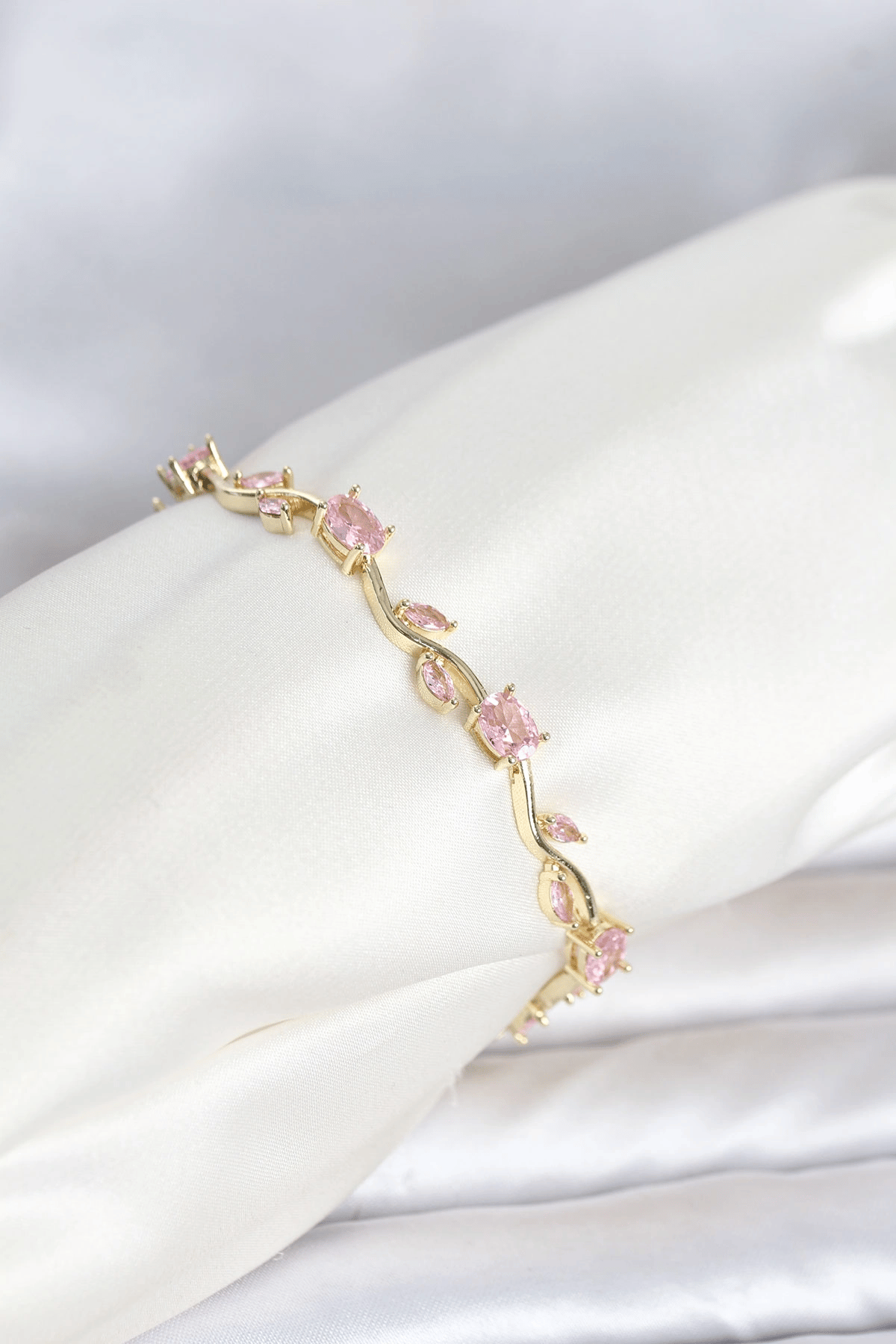 Pirinç Gold Renk Pembe Zirkon Taşlı Çiçek Model Kadın Bileklik