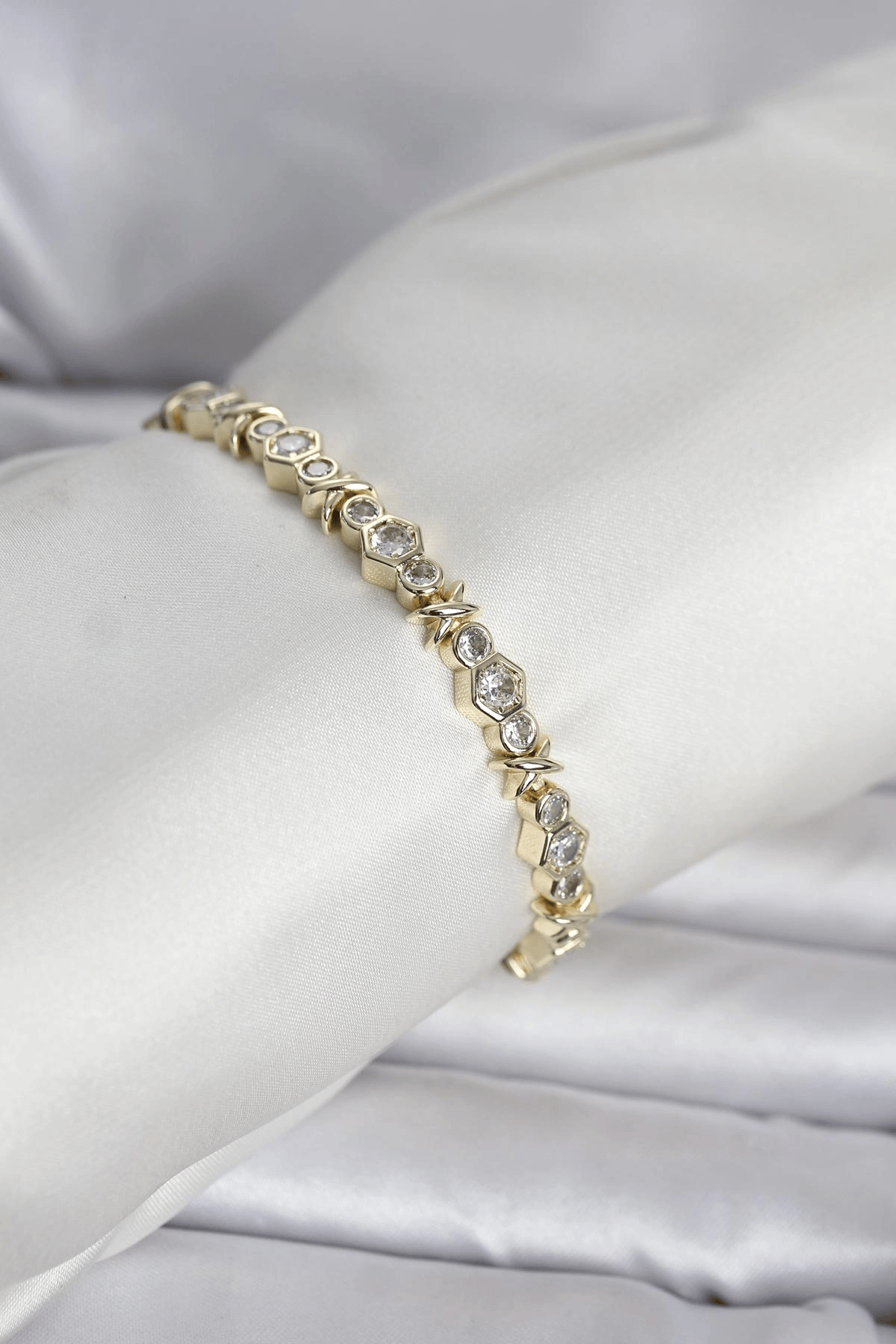 Pirinç Gold Renk Petek Model Zirkon Taşlı Kadın Bileklik