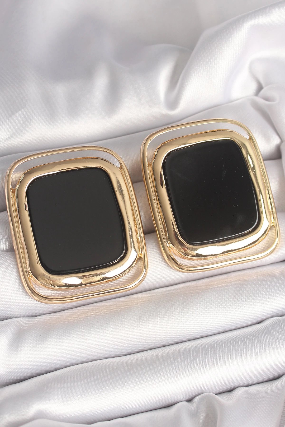Pirinç Gold Renk Siyah Mineli Kare Model Kadın Küpe